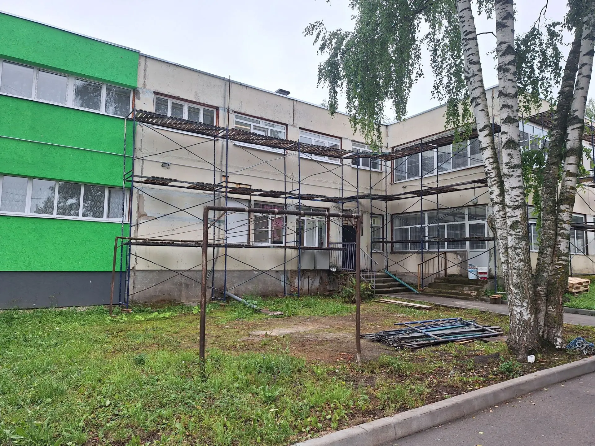 🙋‍♀️☀️🙋Дорогие друзья!
Сегодня в нашем детском саду началось благоустройство задней стороны фасада