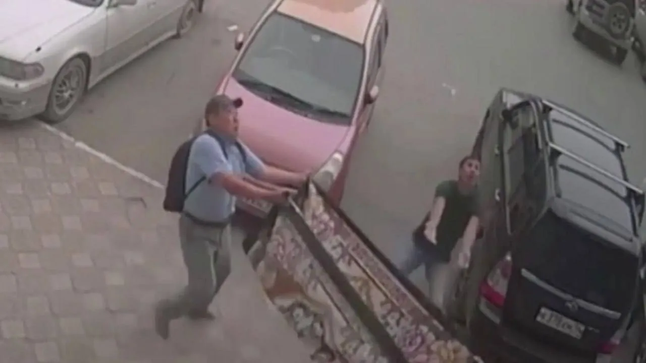 В Радужном очевидцы поймали ребенка, который выпал из окна

Днем 26 июля в квартире одного из домов 