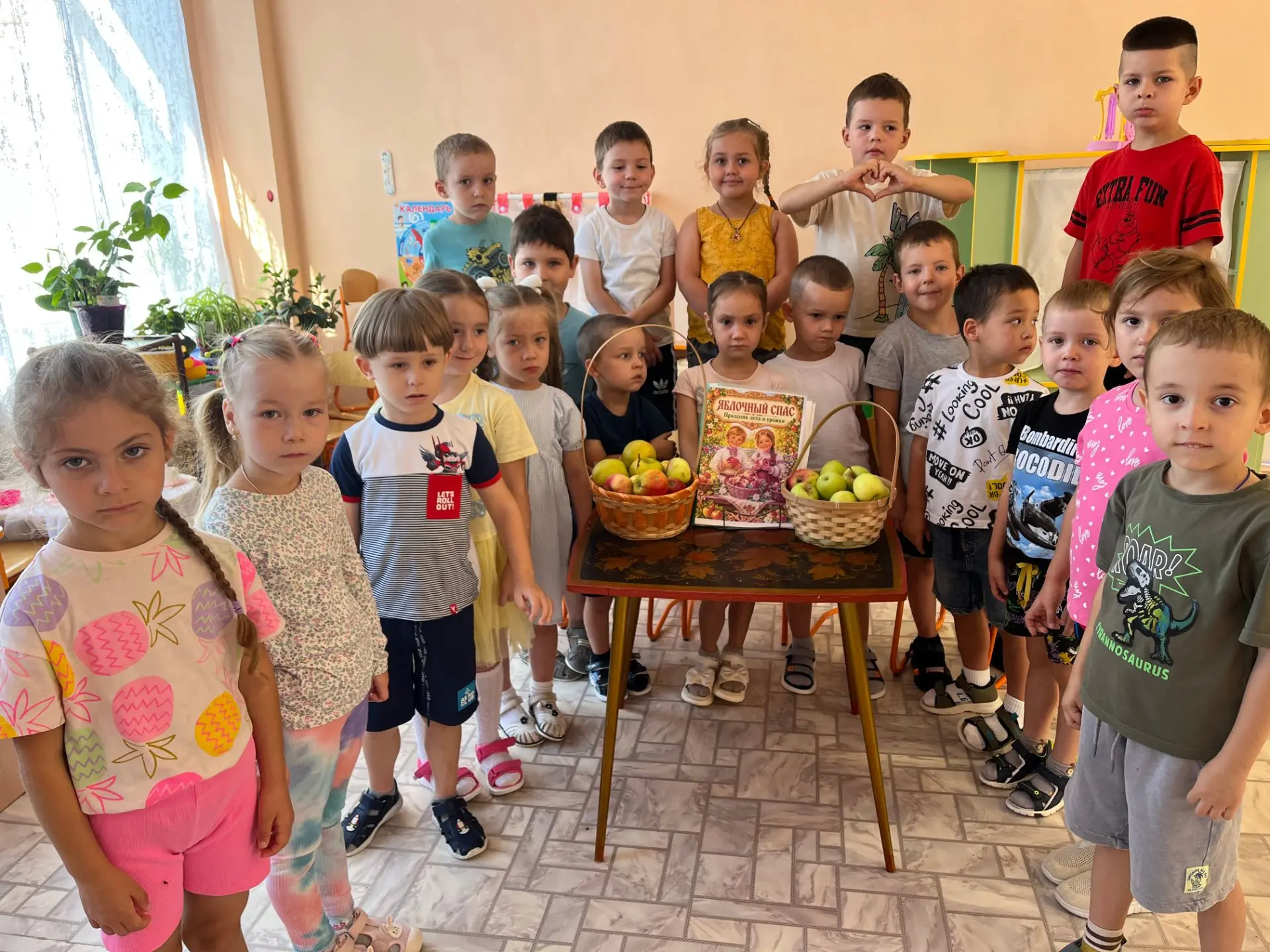 В старшей группе «Ягодка» прошёл весёлый и познавательный праздник — "Яблочный Спас"! Р...