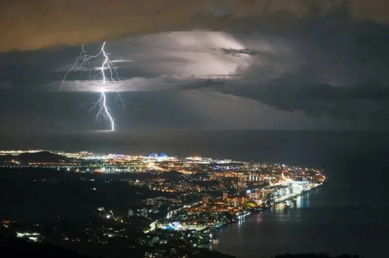 ⛈️ Гроза ожидается в Сириусе уже в ближайшие два часа.