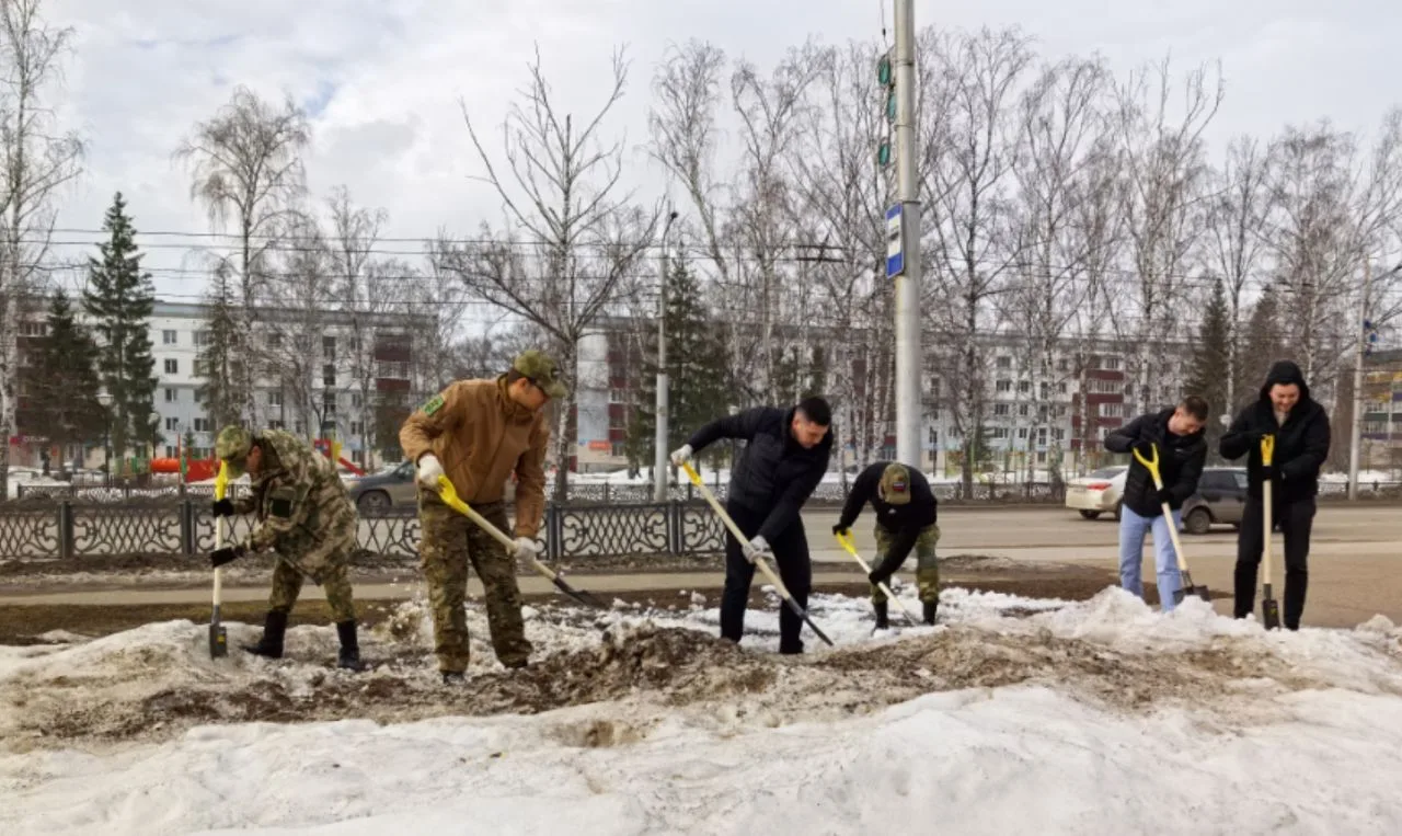Стерлитамак сегодня вышел на первый весенний субботник. Рыхлили снег, собирали мусор, оставшийся пос