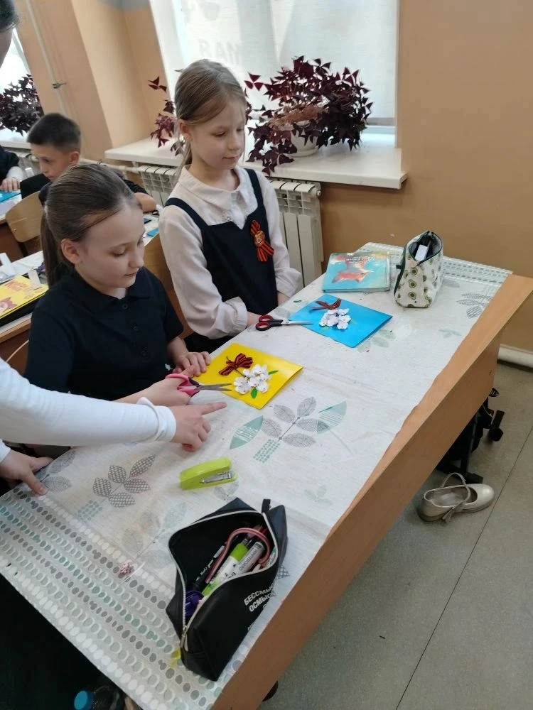 🌟 Сегодня в нашей школе — творческий десант! 🌟  Ученики 5-го класса пришли на помощь ребятам из 4-го