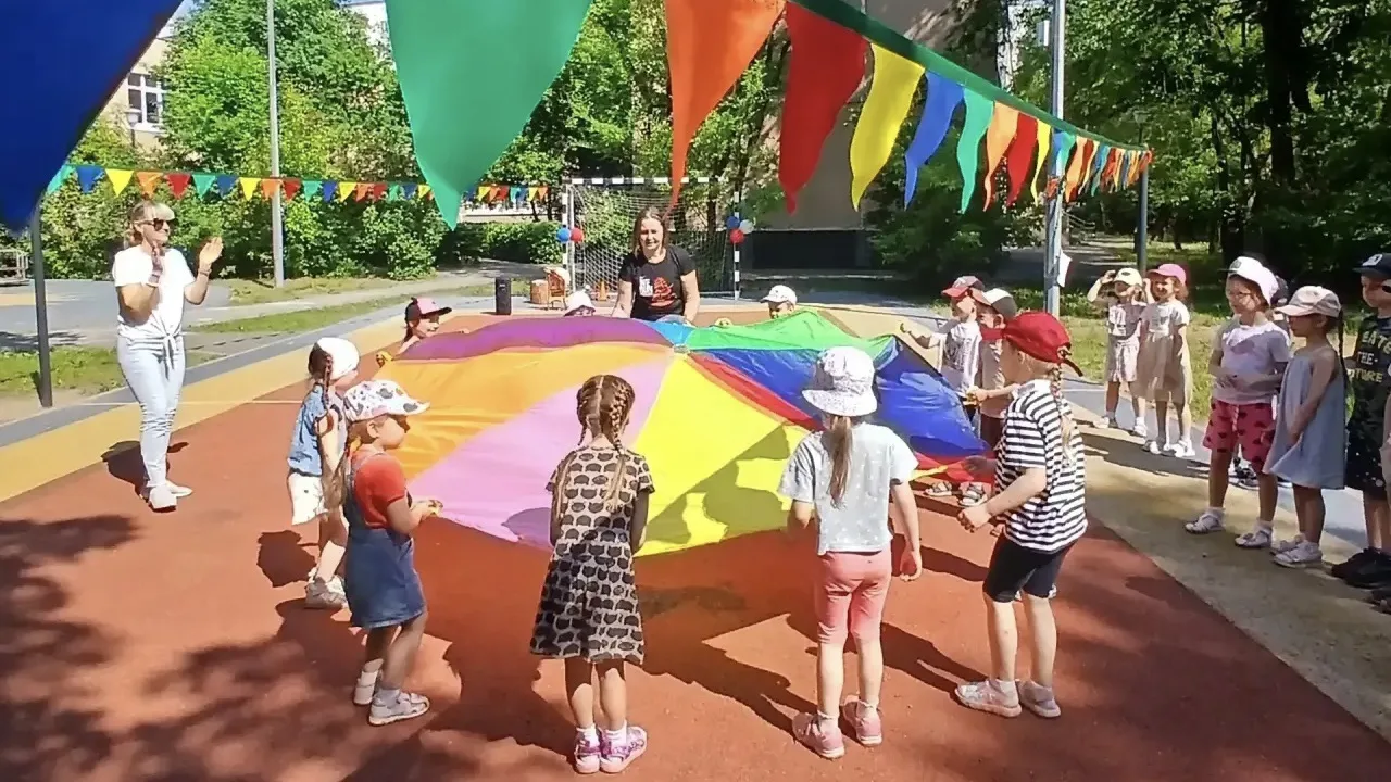 🎊 Наши малыши из дошкольного отделения зажигательно отмечают День России! 🇷🇺 

Действительно, ког