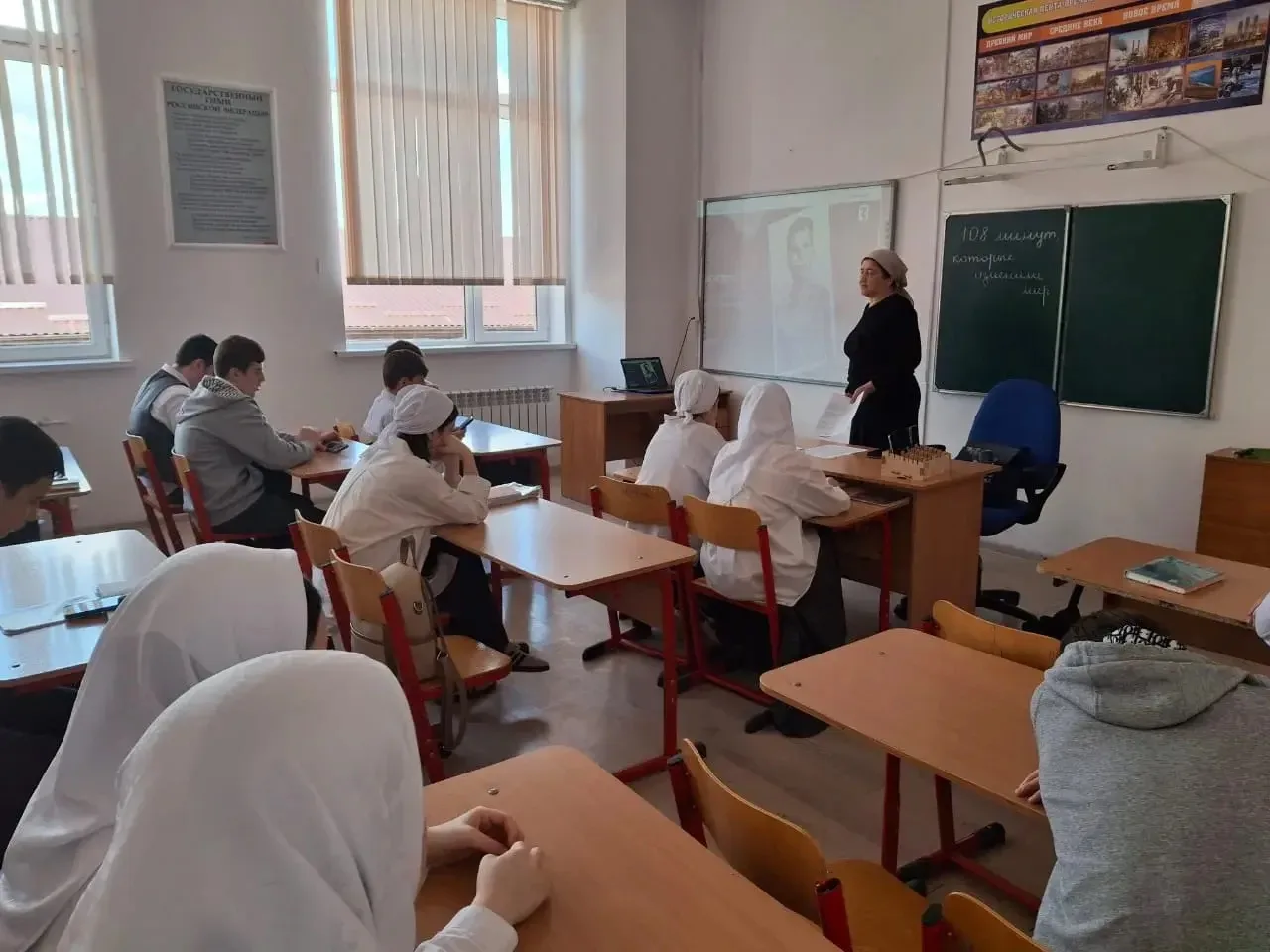 Члены литературного клуба ,,Чтецкие программы"совместно с куратором Мадаговой З.Ш. прин...