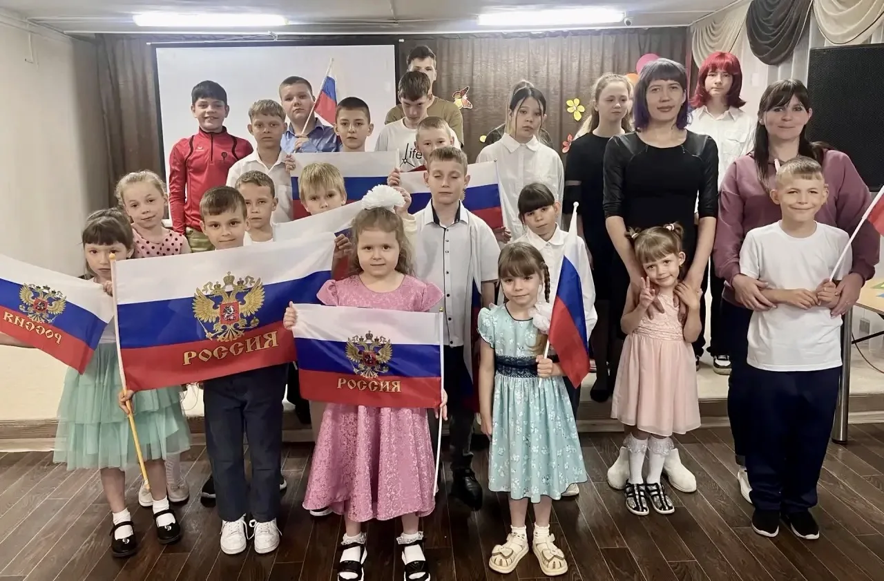 Сегодня в центре прошла праздничная программа, посвящённая Дню России. Яркие выступлени...