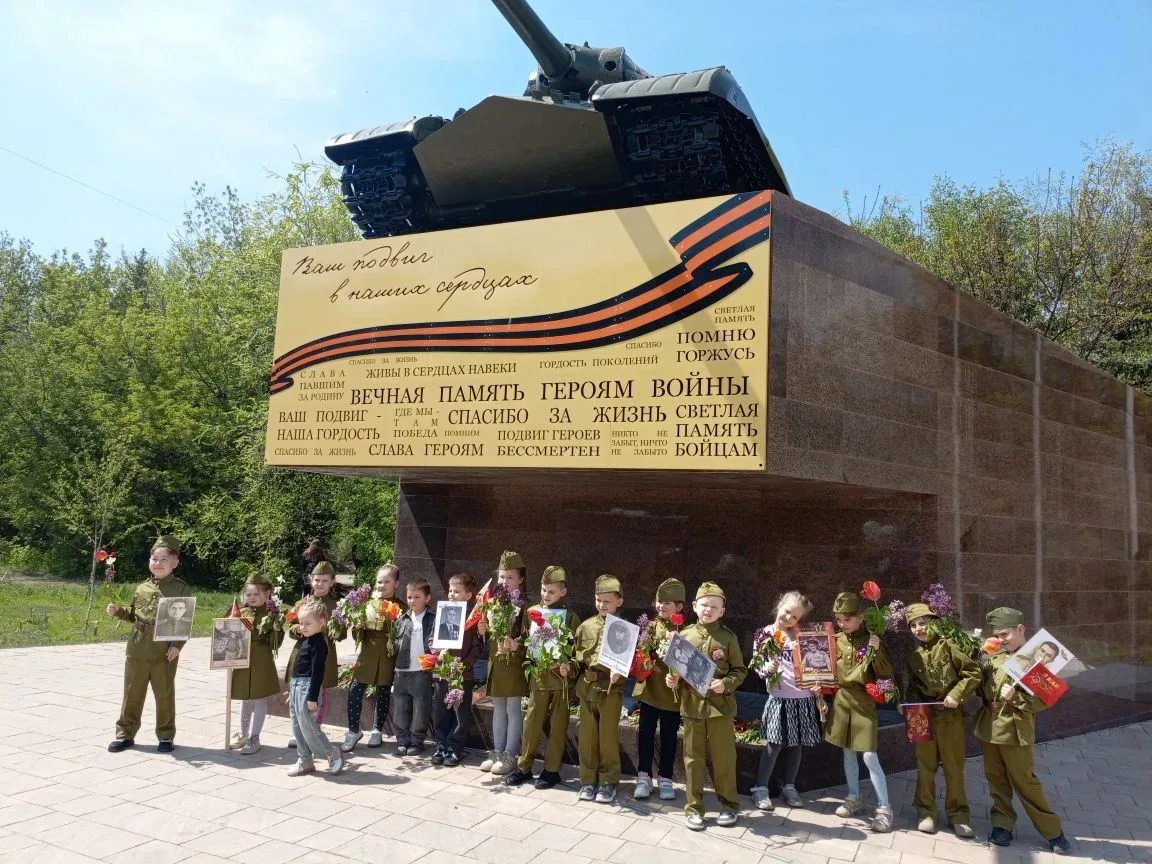Ежегодной традицией в нашем детском саду стало возложение цветов к памятнику в канун пр...
