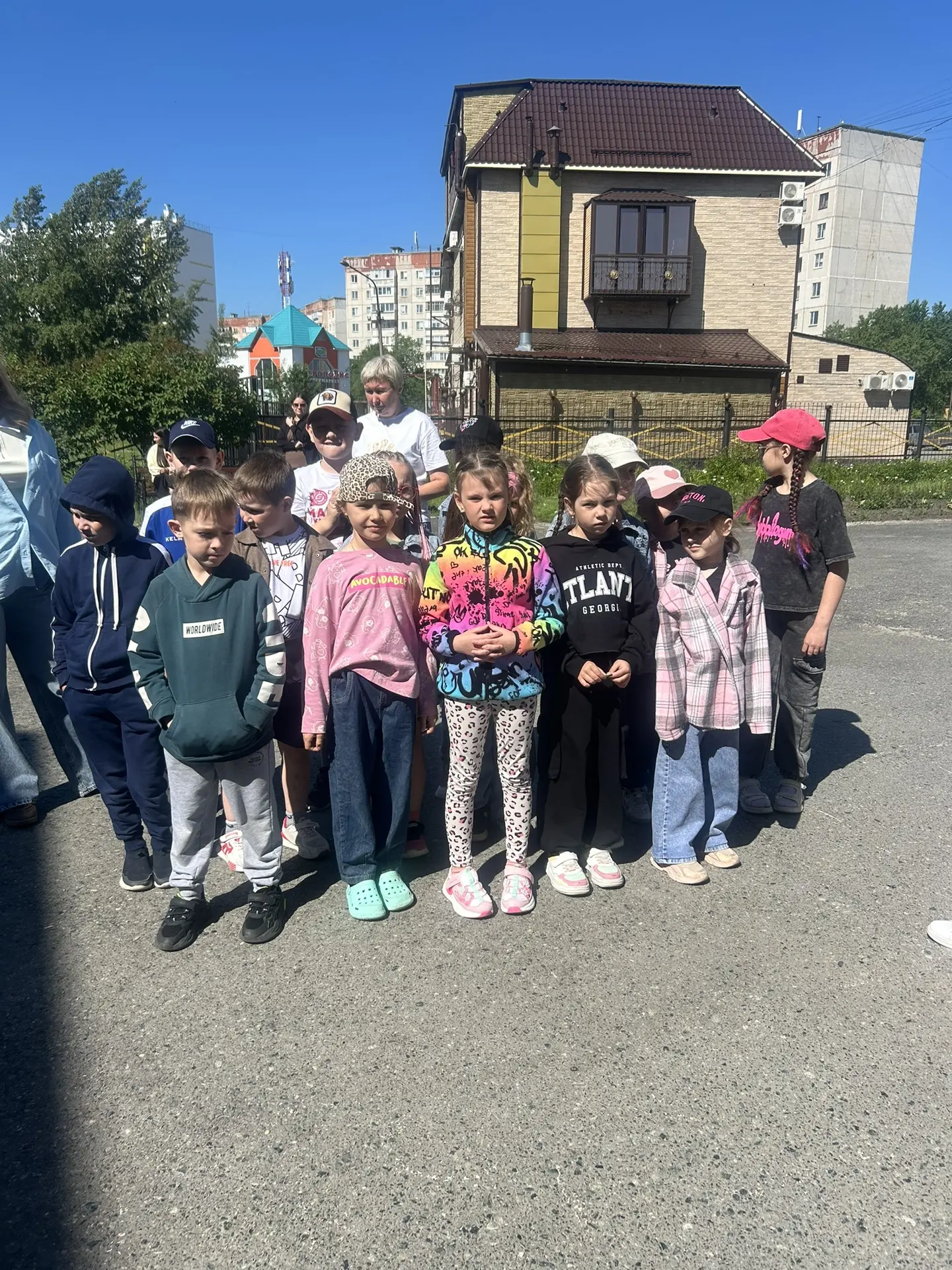 Второй день в нашем лагере прошёл под девизом «Безопасное лето». 

Мы говорили с ребятами о самом ва