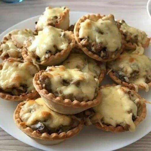 Тaртaлeтки с курицей, грибaми и сыром
⠀ 
Ингредиенты: 
- Тарталетки готовые - 20 шт 
- Грудка курин