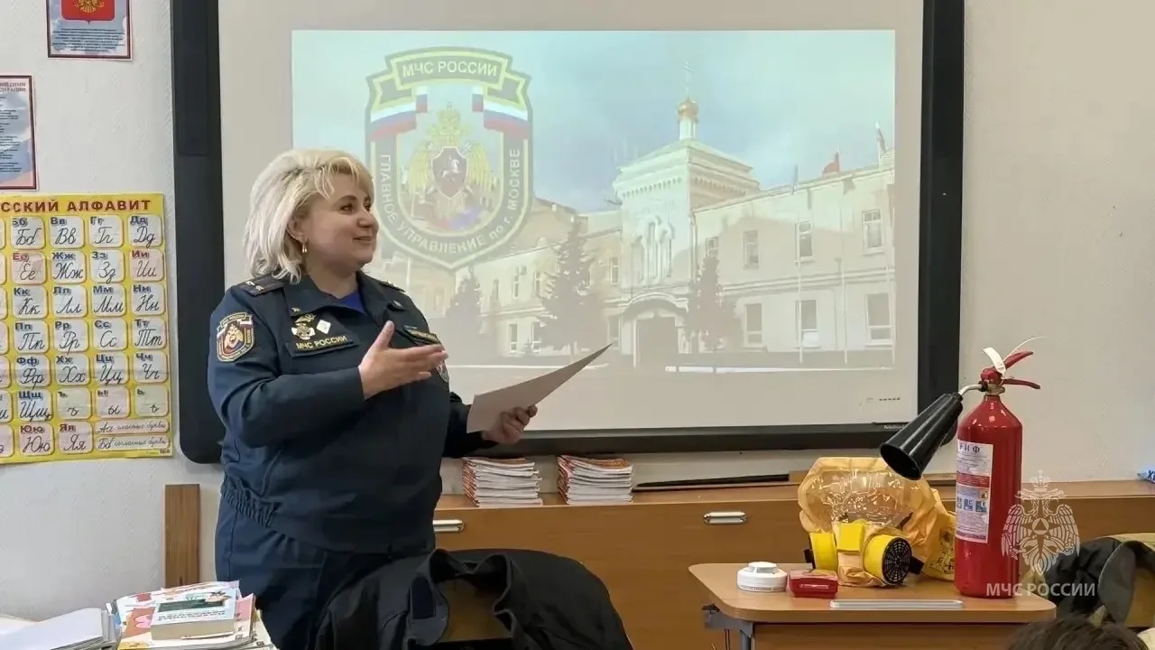 🚒 В Восточном округе столицы прошёл открытый урок, посвящённый Дню пожарной охраны России  Сотрудник