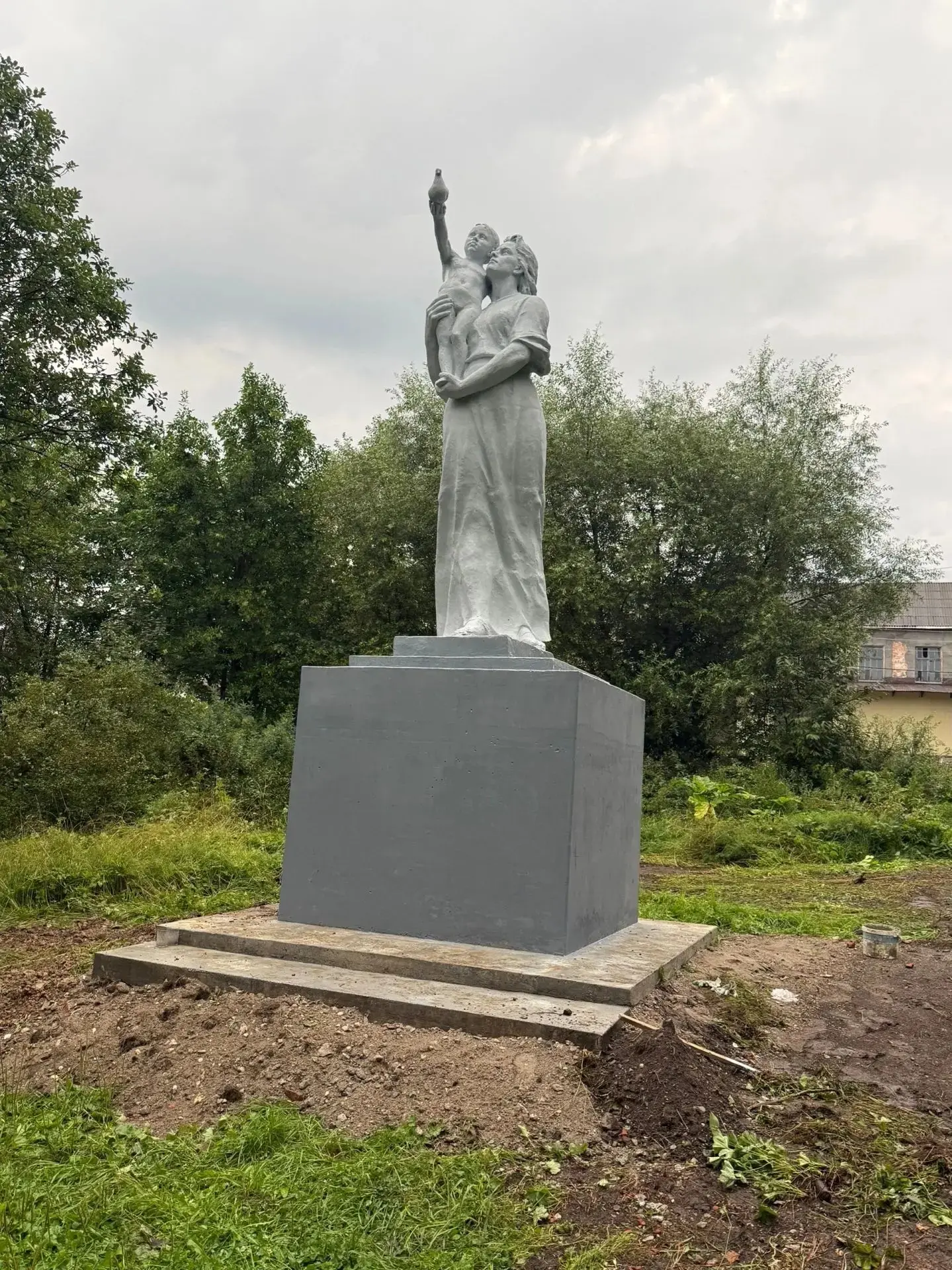 Завершил работу по восстановлению памятника "Мать и Дитя" скульптор. Договор с Управлен...