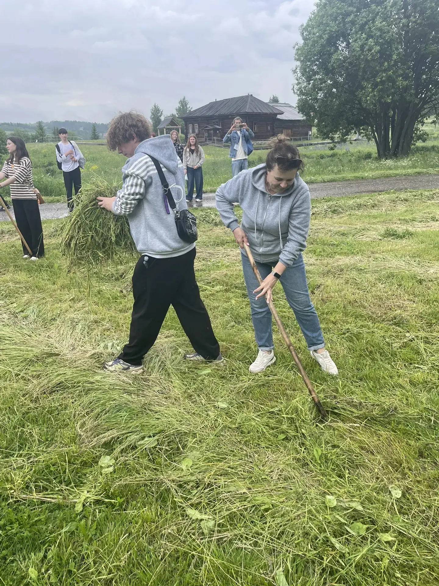 В Хохловке кроме экскурсии помогли музею. Нам не помешал даже дождь. Под дождем  даже работать было 