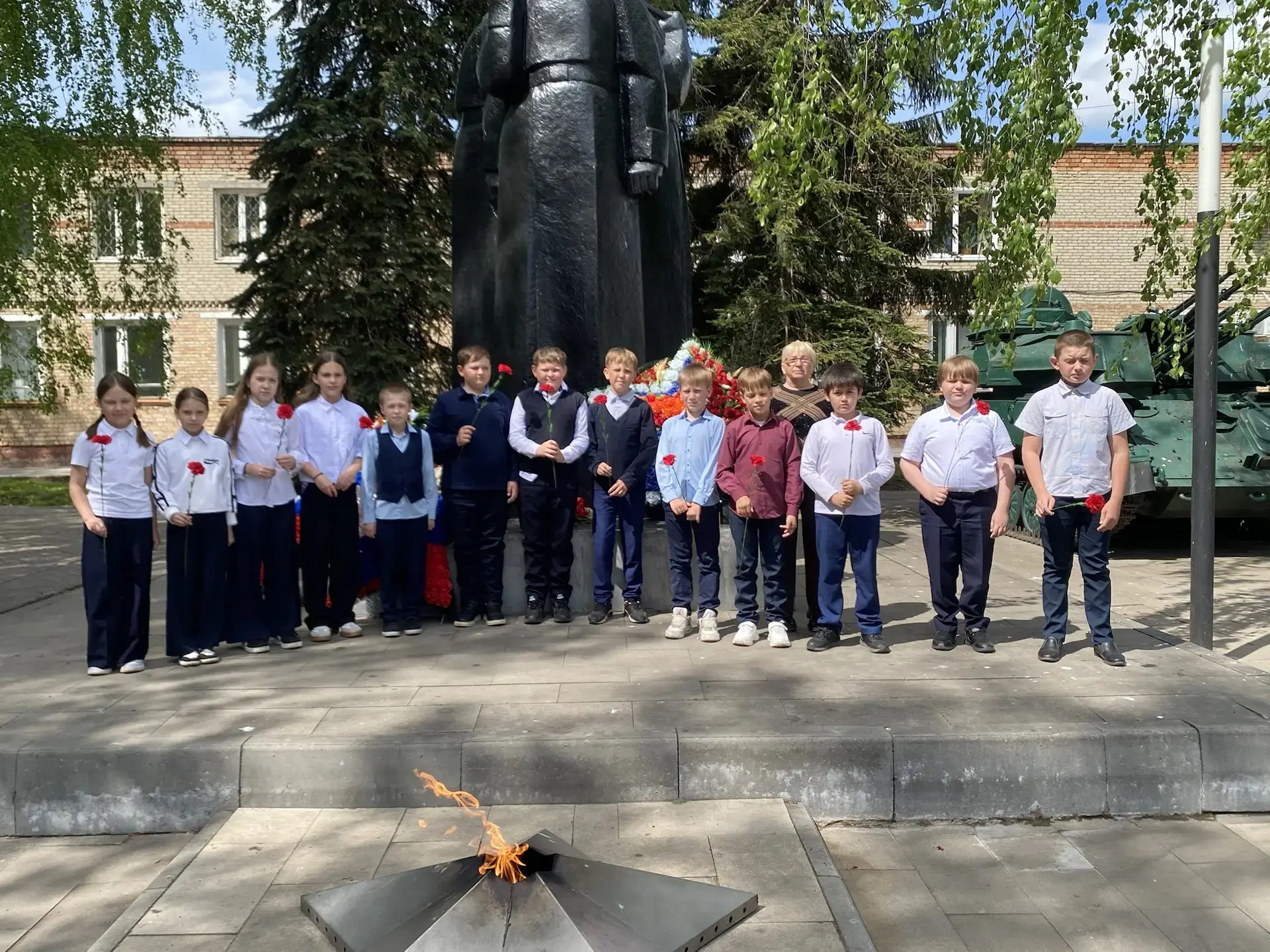 Сегодня в Аллее Героев р. п. Башмаково прошла патриотическая акция «Цветы Победы».