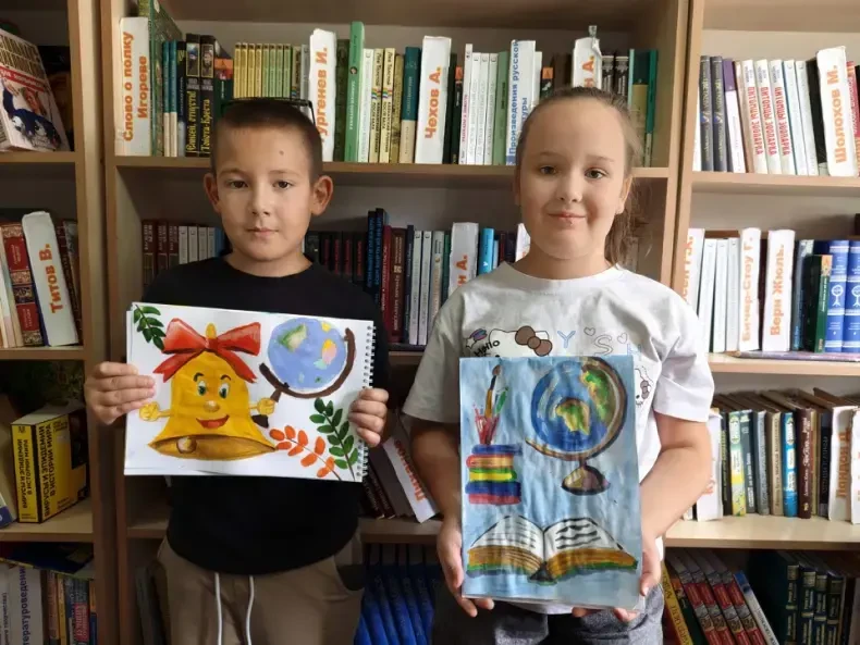 Юные художники Новосветловки готовятся к школе в преддверии 1 сентября.
