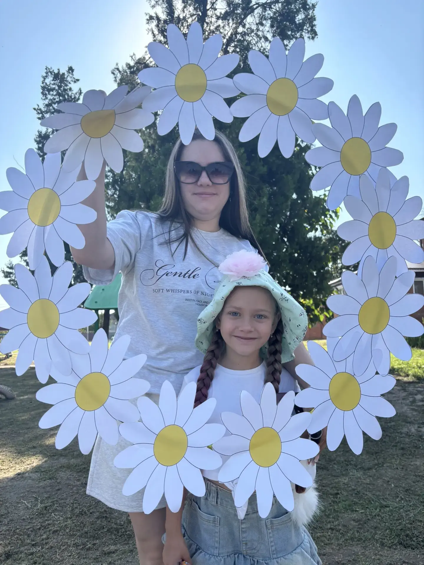 Утро начинается с улыбки и ромашек! 🌼

Сегодня в нашем детском саду было особенное утро! В преддвер