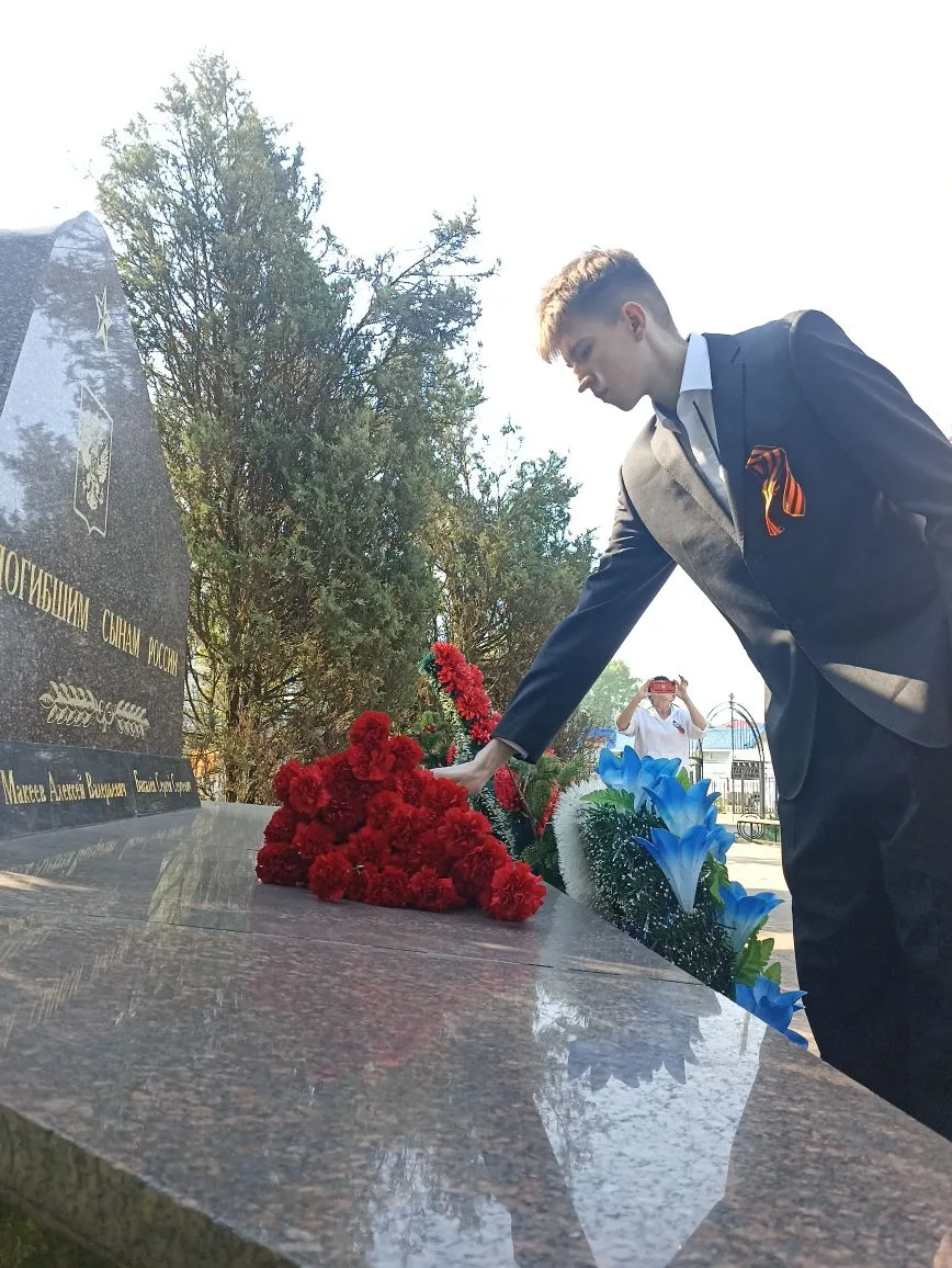 🗓Сегодня, 8 мая, с самого утра на крыльце школы № 64 состоялось торжественное возложение цветов к ме