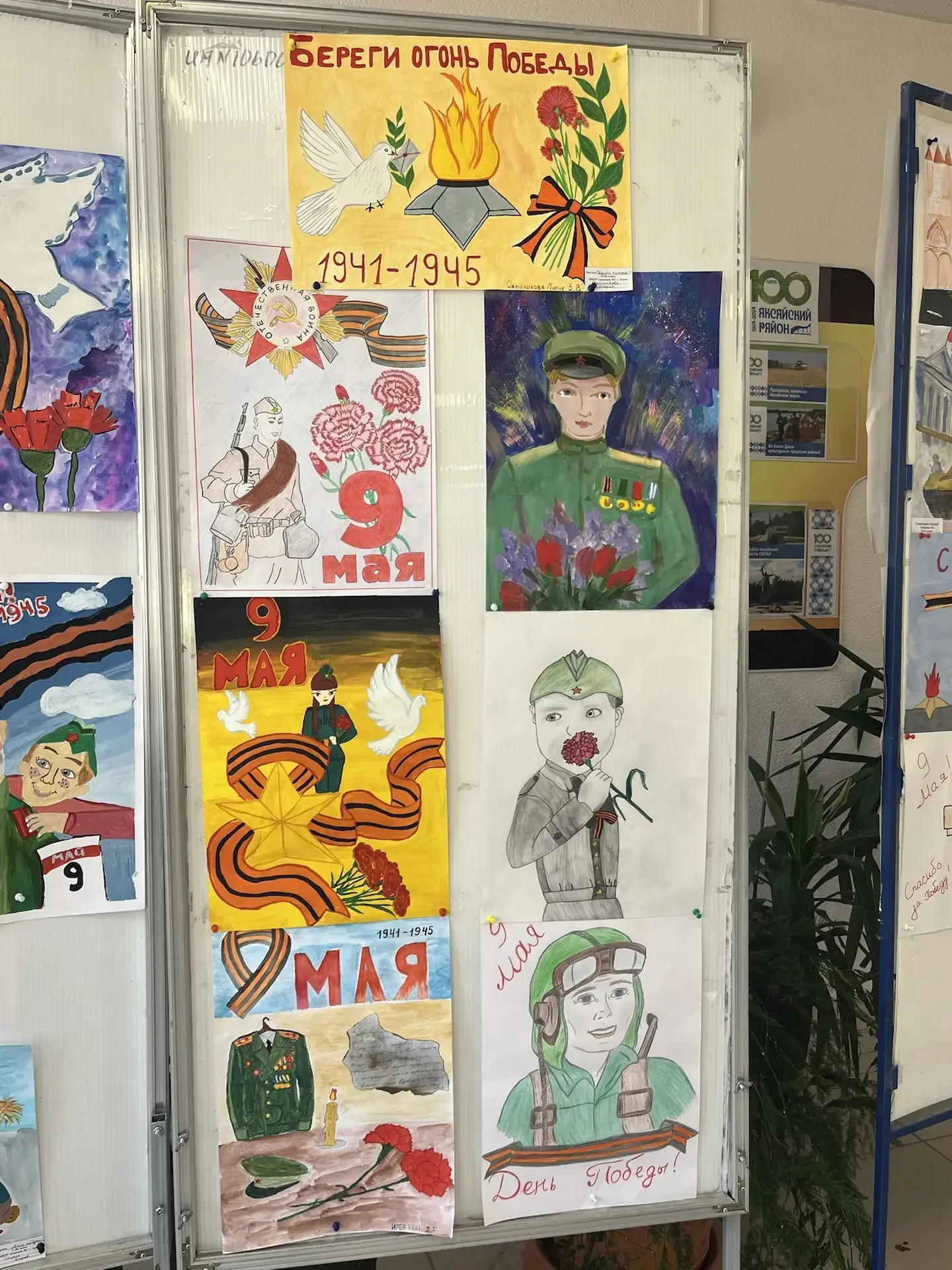 🎨 В преддверии Дня Победы в  нашей гимназии прошла выставка праздничных плакатов , детских работ «По