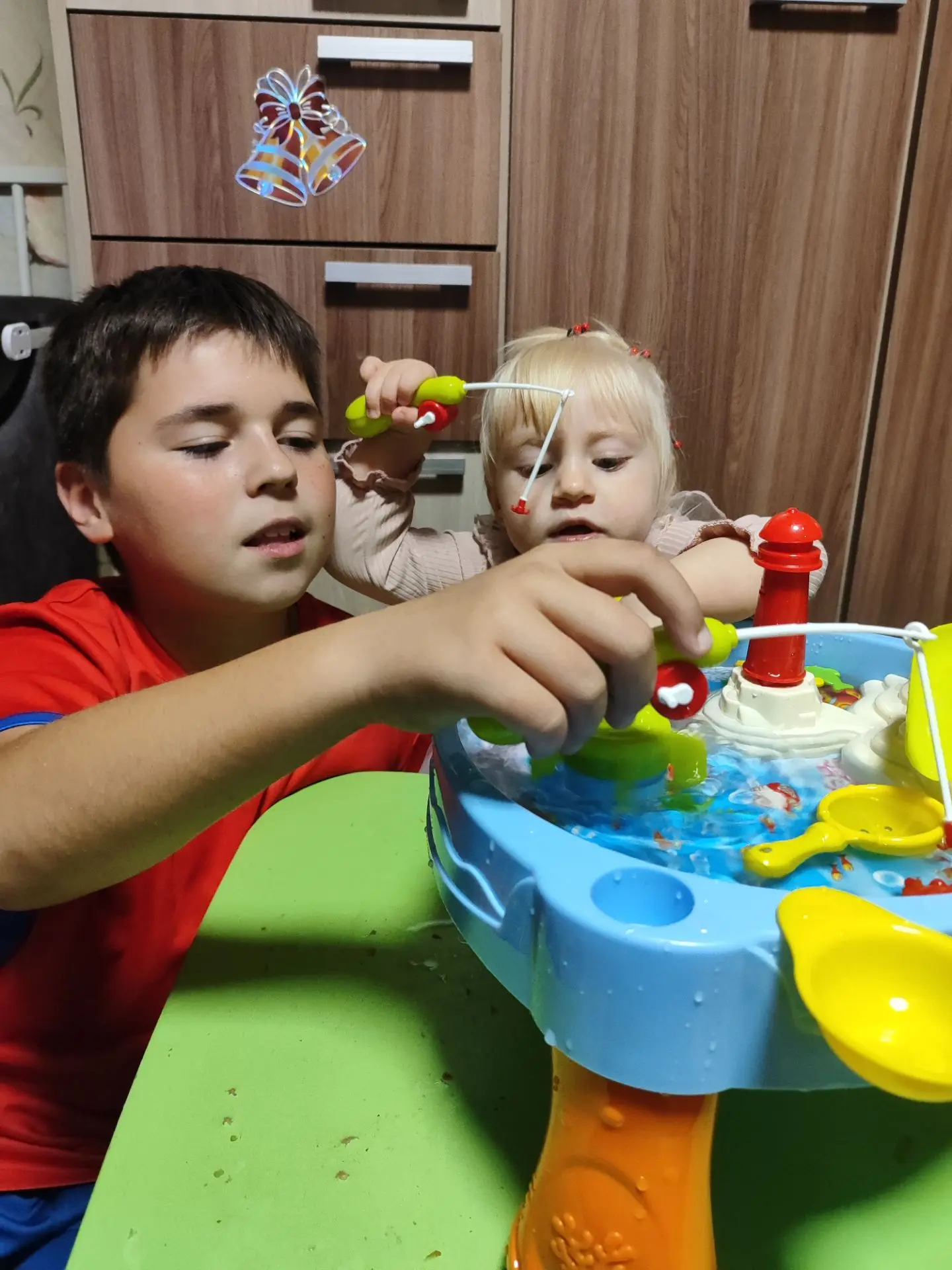 Сегодня я долго ходила по магазинам в поисках небольшого подарочка для Ксюши. Ничего не...