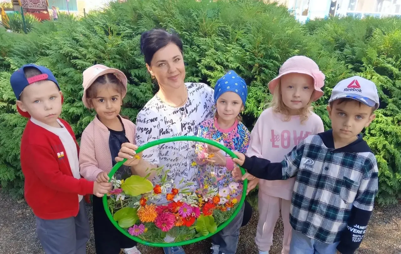Остановленное мгновение лета застыло в изящной рамке-обруче.🌼