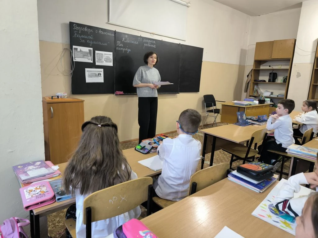 Доброе утро, уважаемые подписчики.  Мы и начали учебную неделю с поднятия государственных флагов Рос