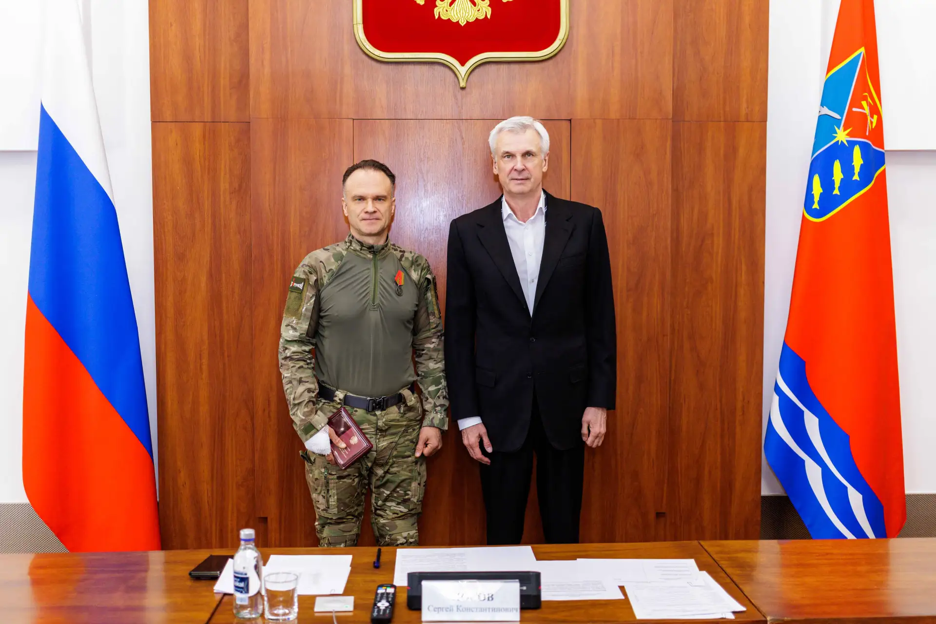 Сергей Носов вручил медаль Жукова подполковнику Василию Шарбуру за мужество и отвагу в зоне СВО  А б