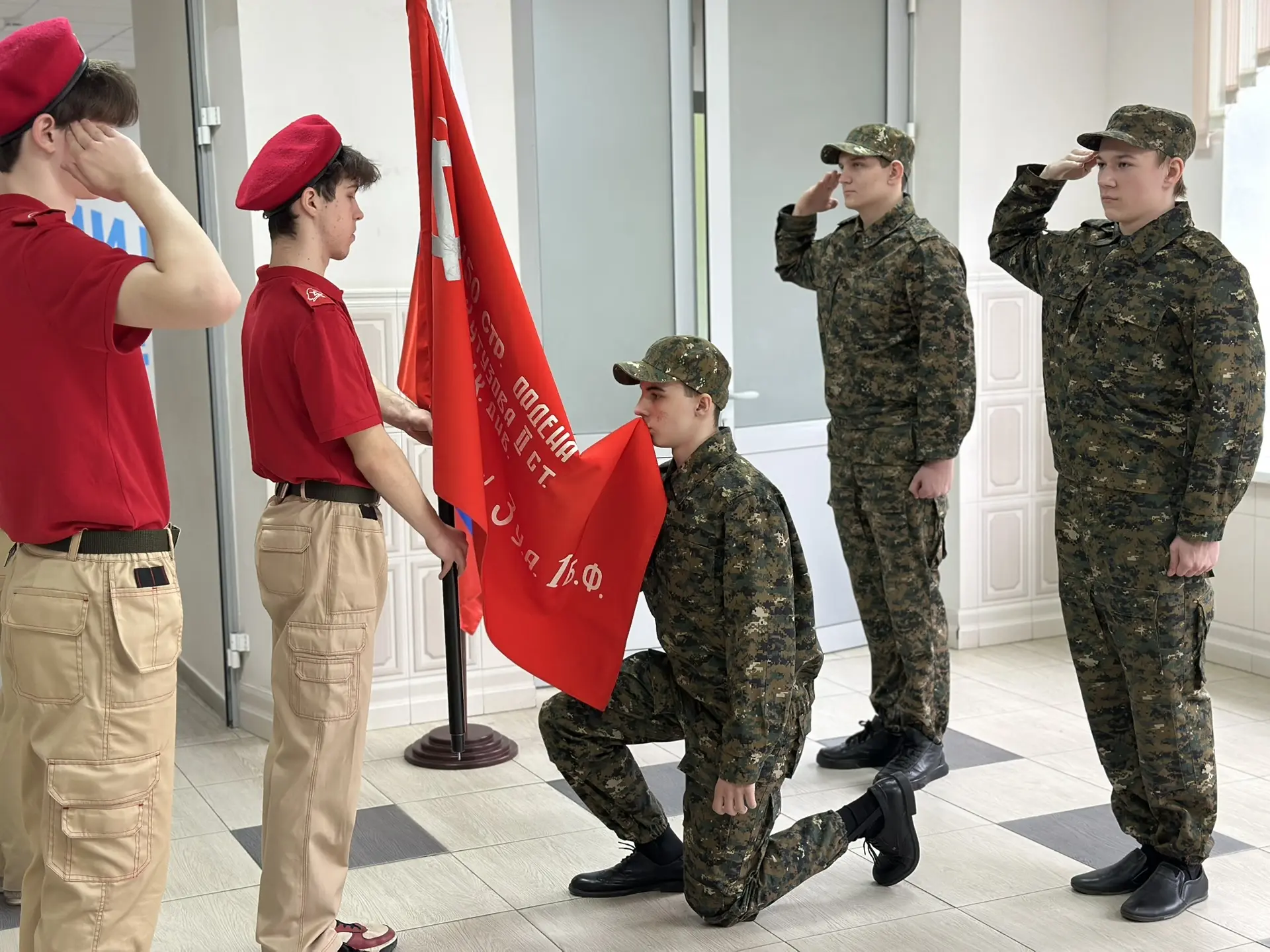 ✨ Эстафета памяти! ✨  Сегодня в нашей школе прошла торжественная церемония: юнармейцы школы №38 пере