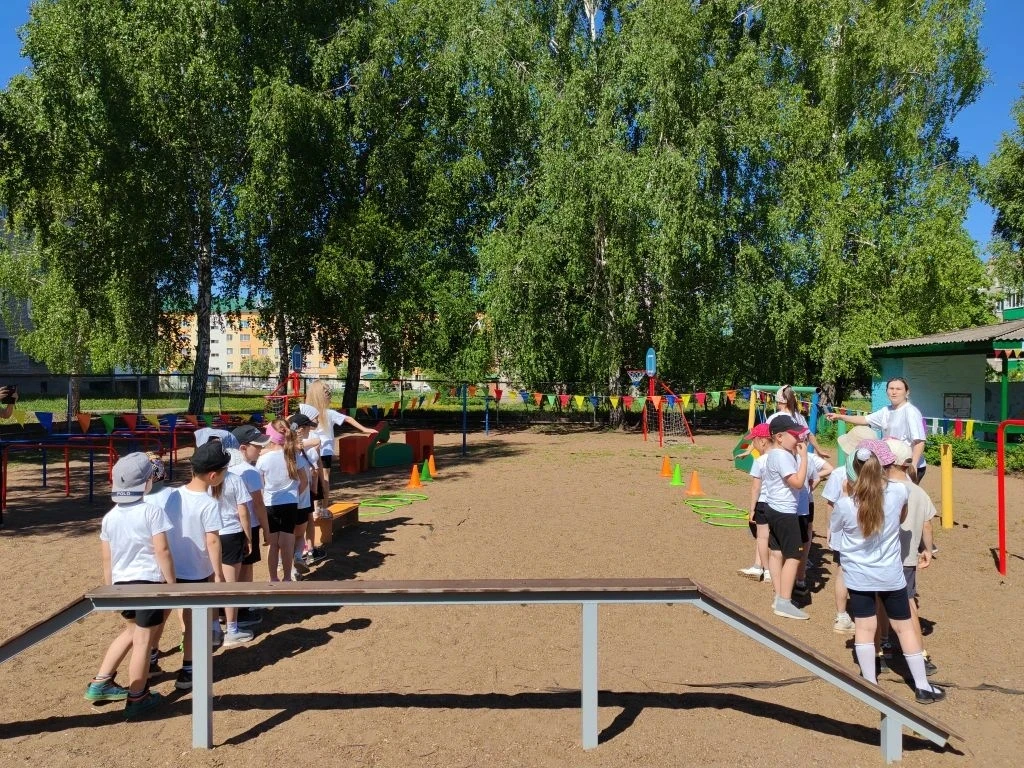 Сегодня на стадионе царила атмосфера настоящего праздника . Самые смелые и ловкие ребята собрались д