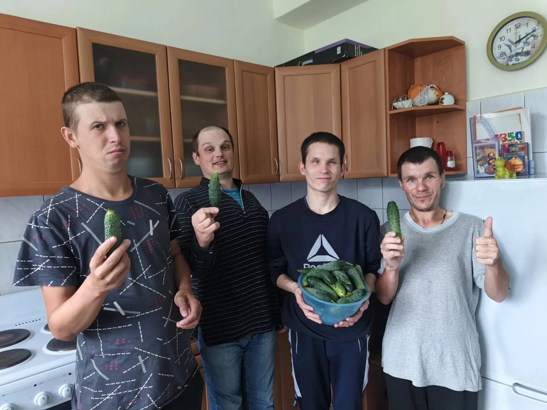 🥒 Хрустящие, зеленые, выращенные с любовью! Делимся нашими первыми огородными успехами...