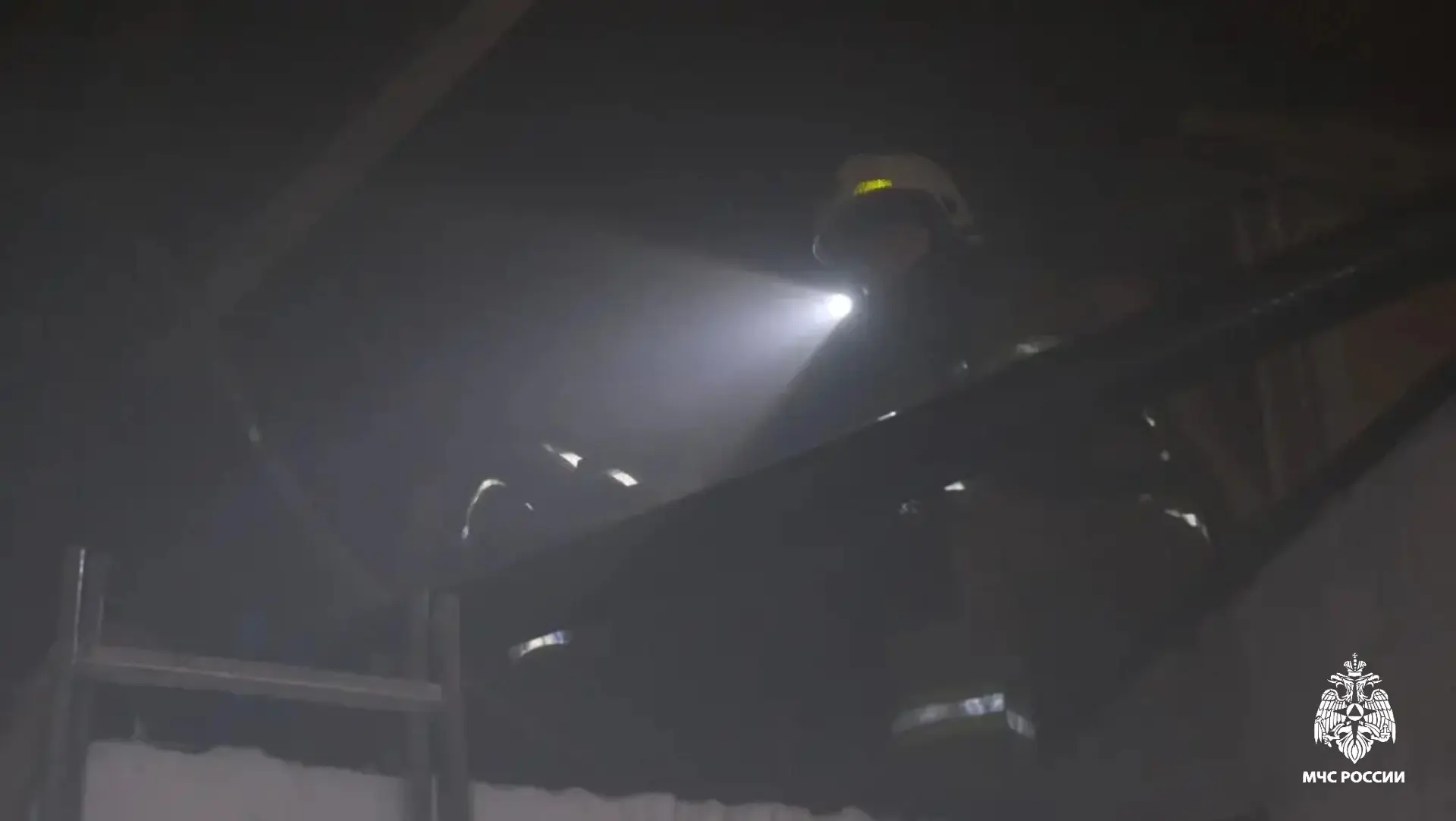 🔹В Элисте сотрудники МЧС Калмыкии ликвидировали пожар в автосалоне  🔹Сегодня, в 11:59 поступило сооб
