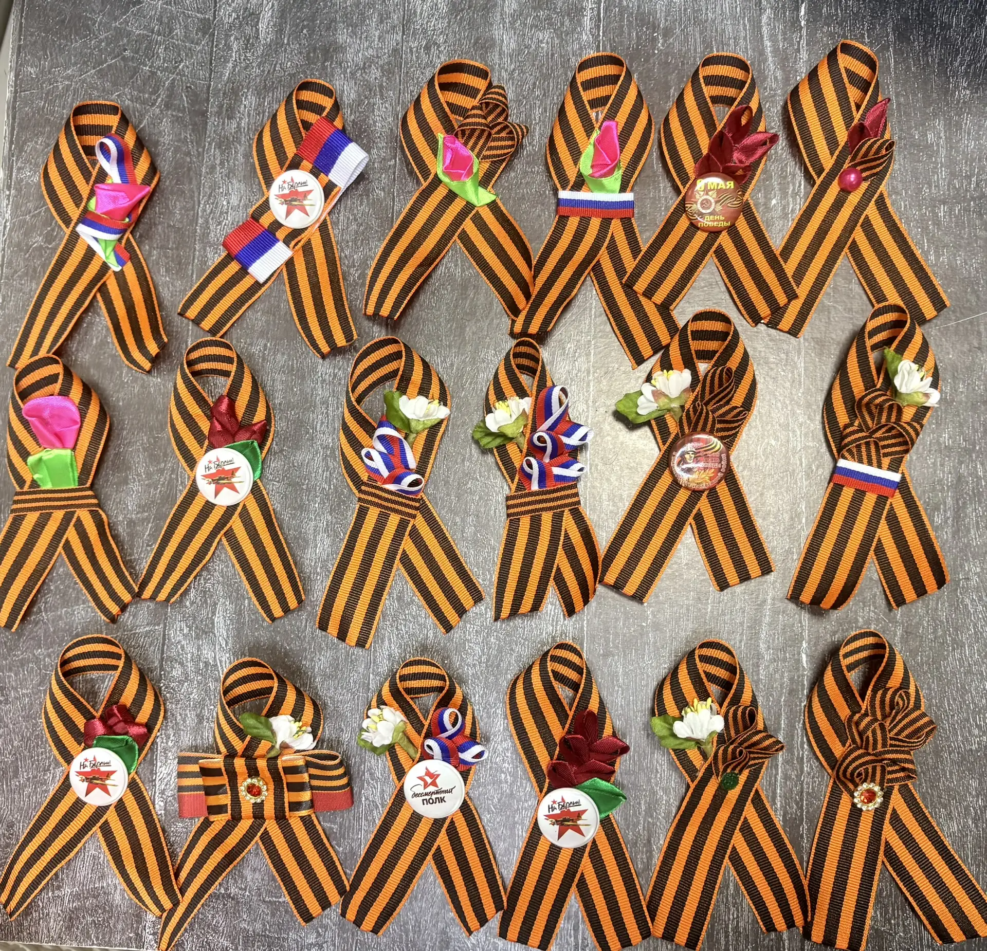 Готовые броши, металлические значки, тематические ленты в наличии 🧡