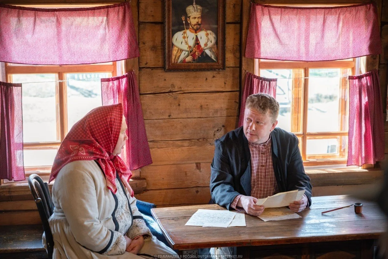 "Кто остаётся без домика, тот растяпа!" - весело крикнула девушка в одежде 19 века. Все вокруг рассм