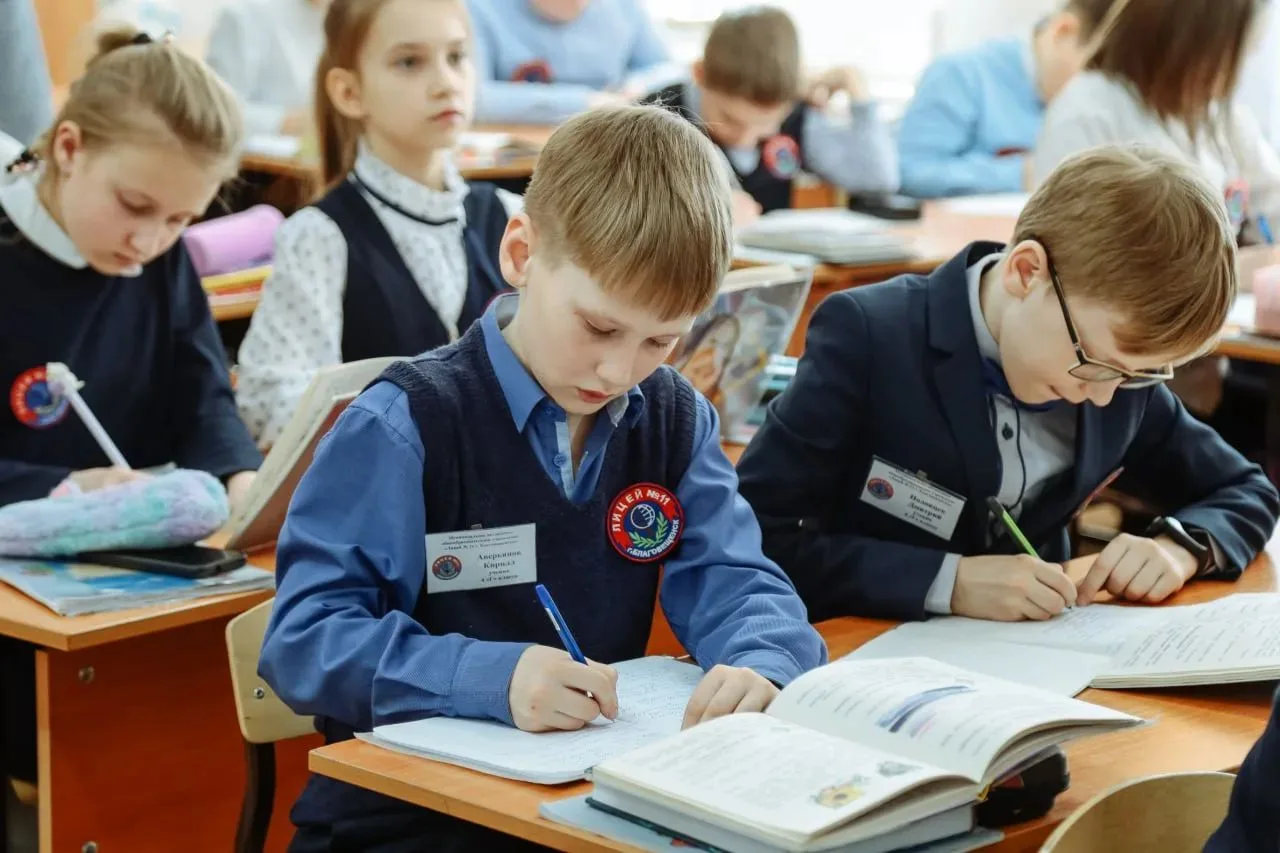 🧑‍🏫Более 23 000 амурских школьников смогут подготовиться к новому учебному году при п...