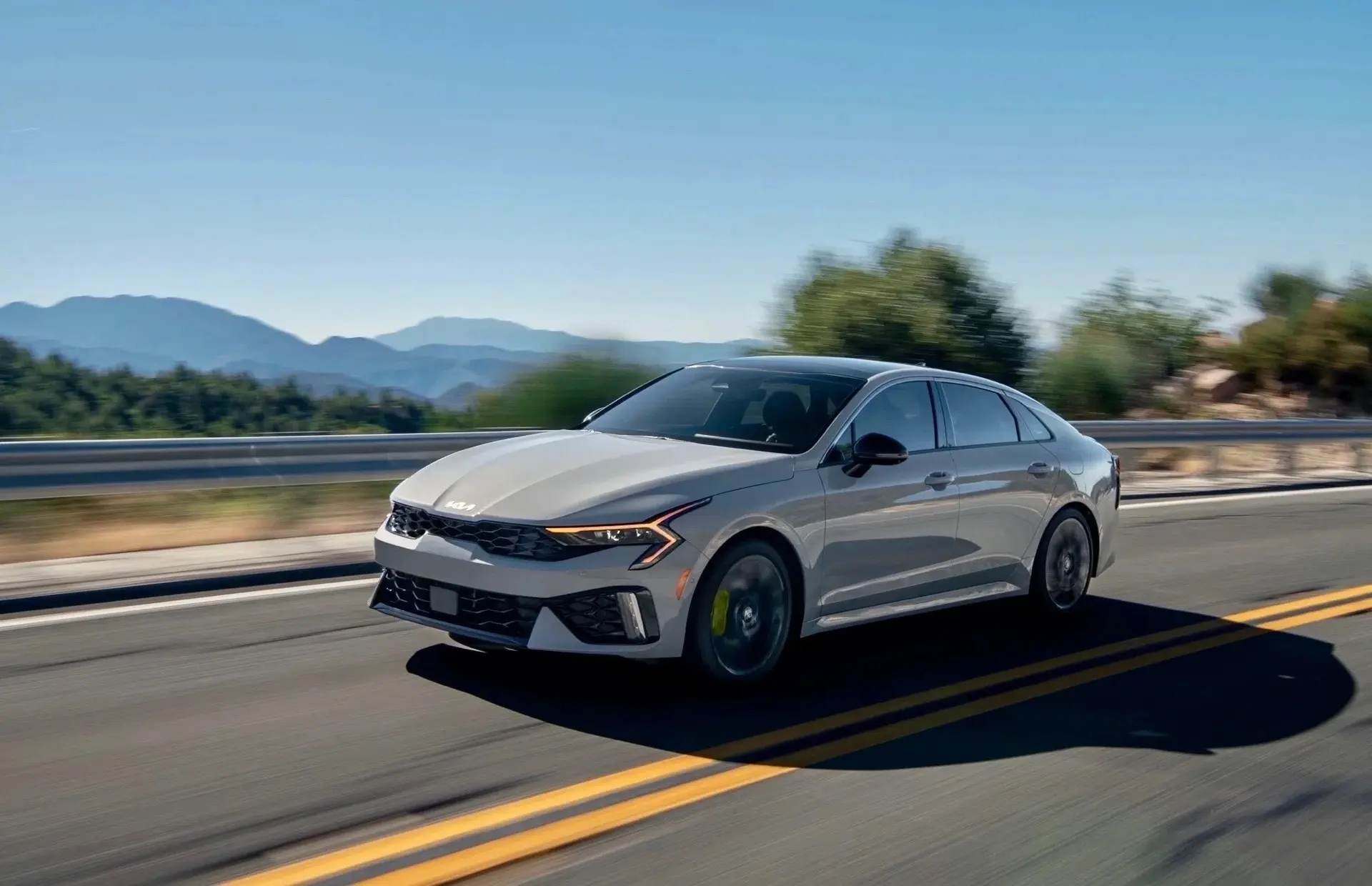 В России начали продавать обновленный Kia K5 в необычной для нашего рынка версии — тепе...