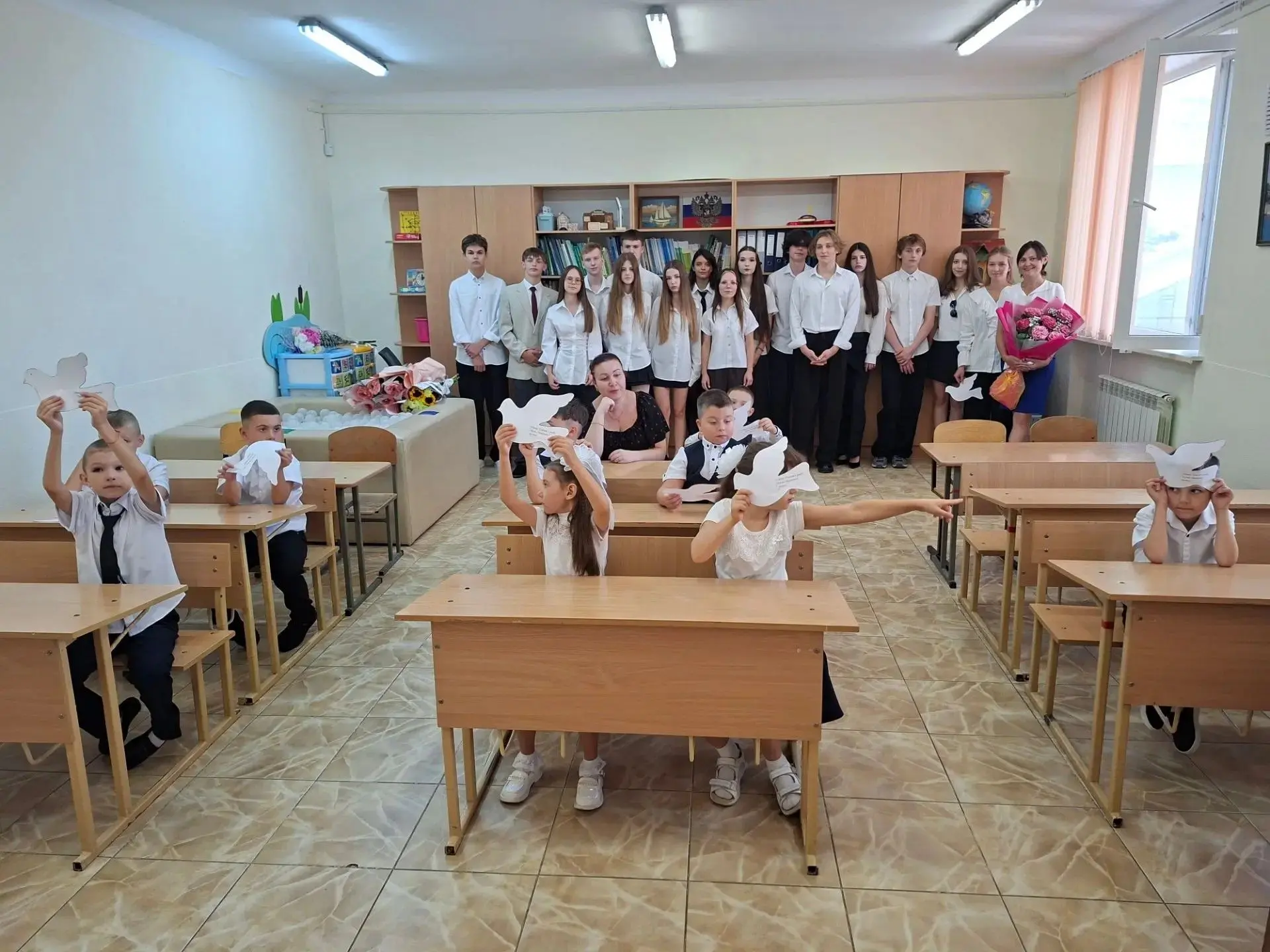 🕊️ Связь поколений: выпускники поздравили первоклассников с Днём знаний!