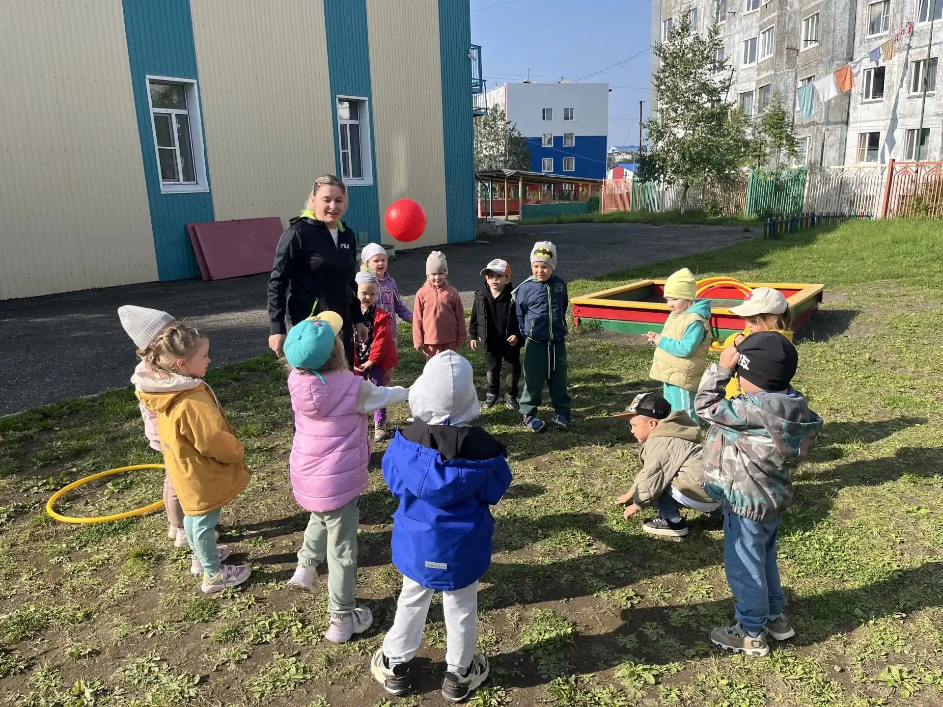 Сегодня на прогулке ребята средней группы № 1 не только дышали свежим воздухом, но и ак...