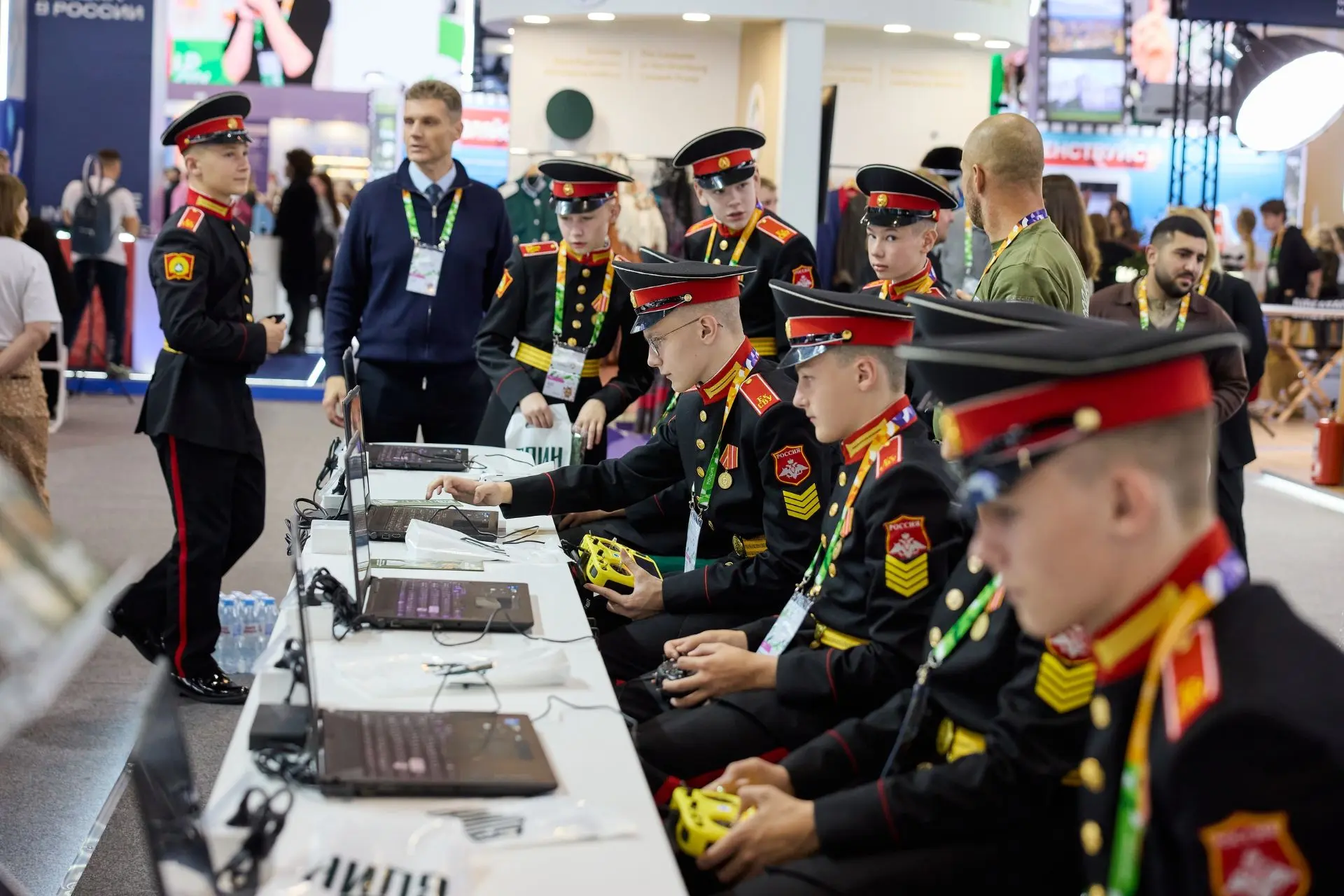 📸 Лучшие фото Международного фестиваля молодёжи — в наших альбомах