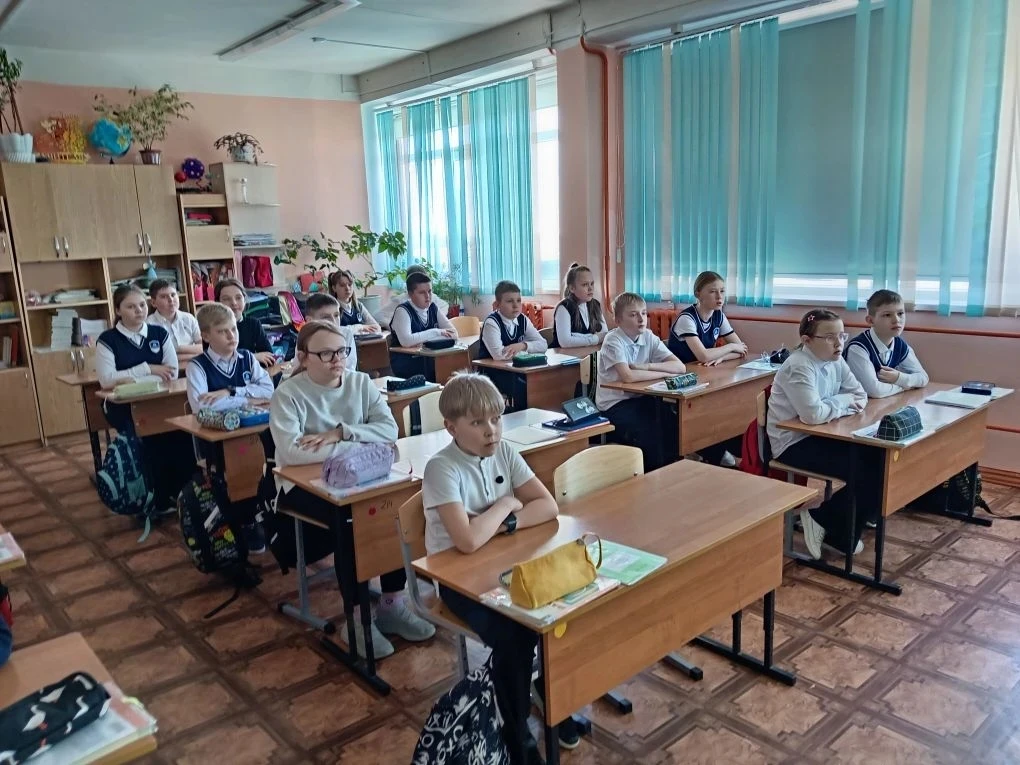 📚Новая учебная неделя в нашей школе началась традиционно - с торжественного выноса флага и исполнени
