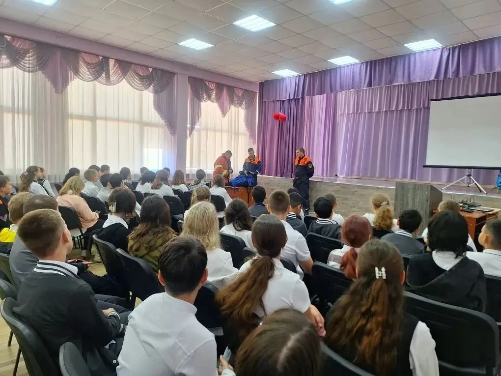 Безопасные каникулы: что важно знать каждому?  Сегодня для учеников 5-х классов нашей школы сотрудни