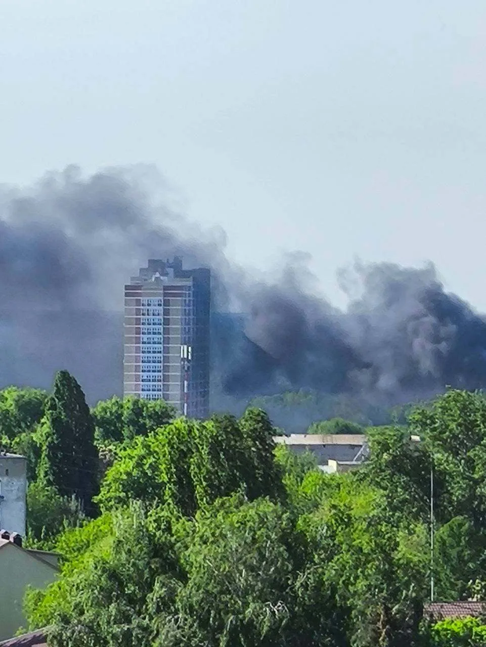 ⚡️ Чёрный дым накрыл район Опытной в Липецке.  По словам очевидцев, рядом с гаражным кооперативом за