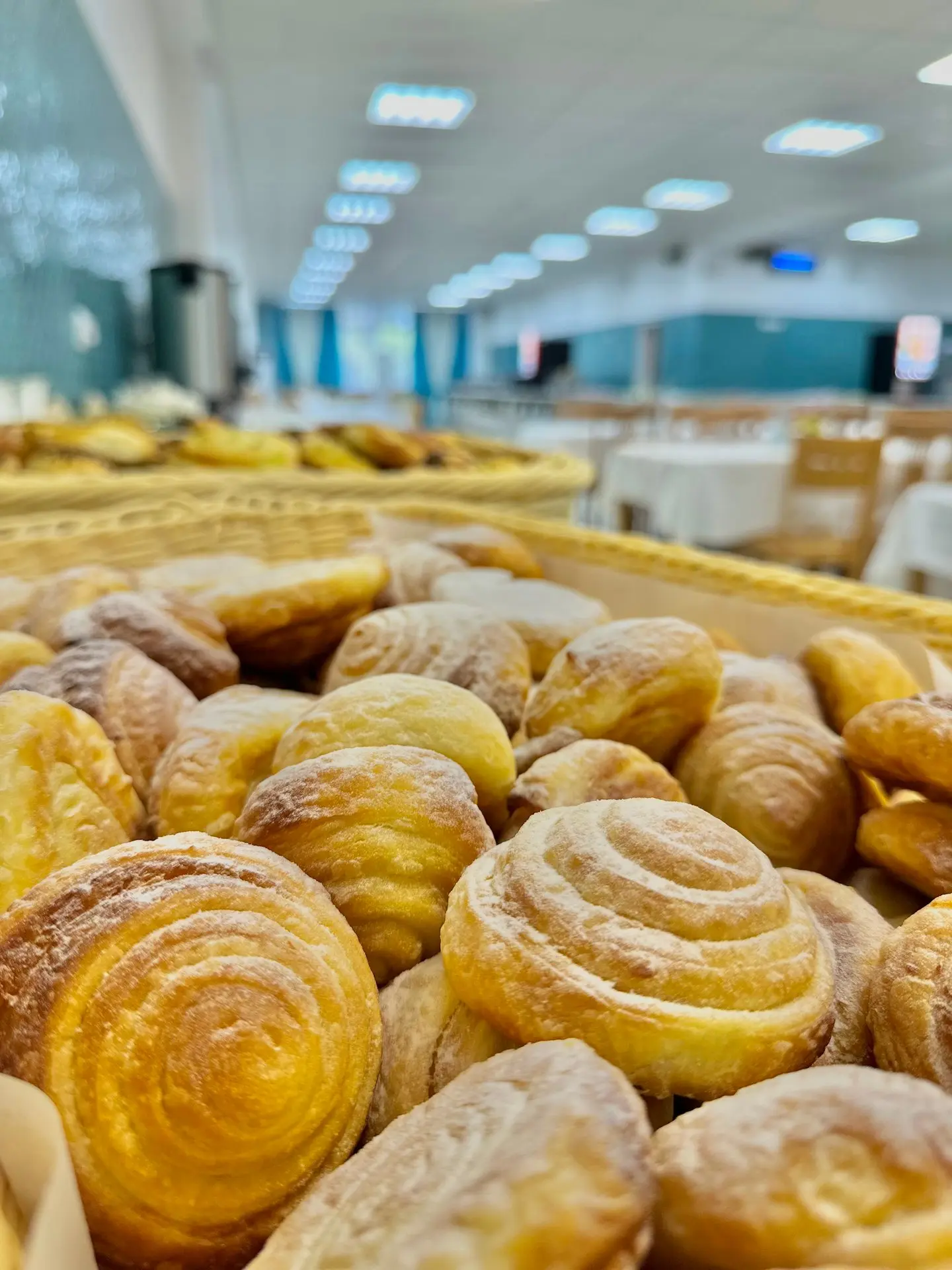 Уже совсем скоро можно будет проснуться и начать свое утро с вкусного завтрака в "Азовском"🍽  Ассорт