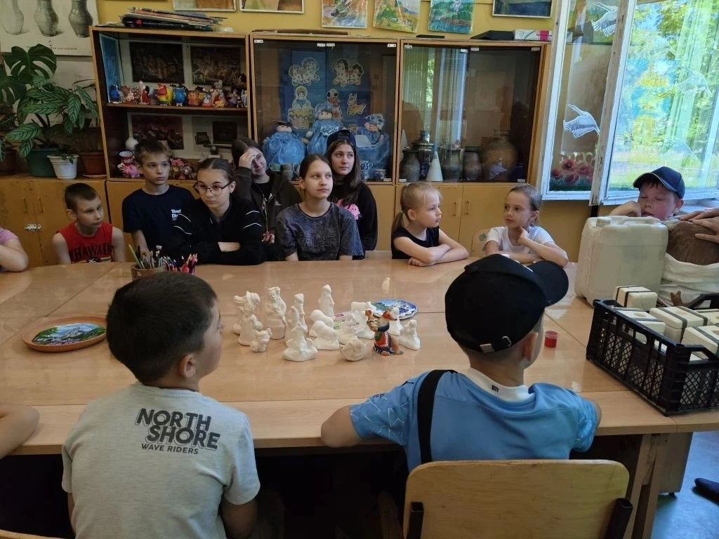 ПЯТЫЙ ДЕНЬ В ЛАГЕРЕ «ДРУЖБА НАРОДОВ» Каждый день здесь — по-своему незабываем: море эмо...