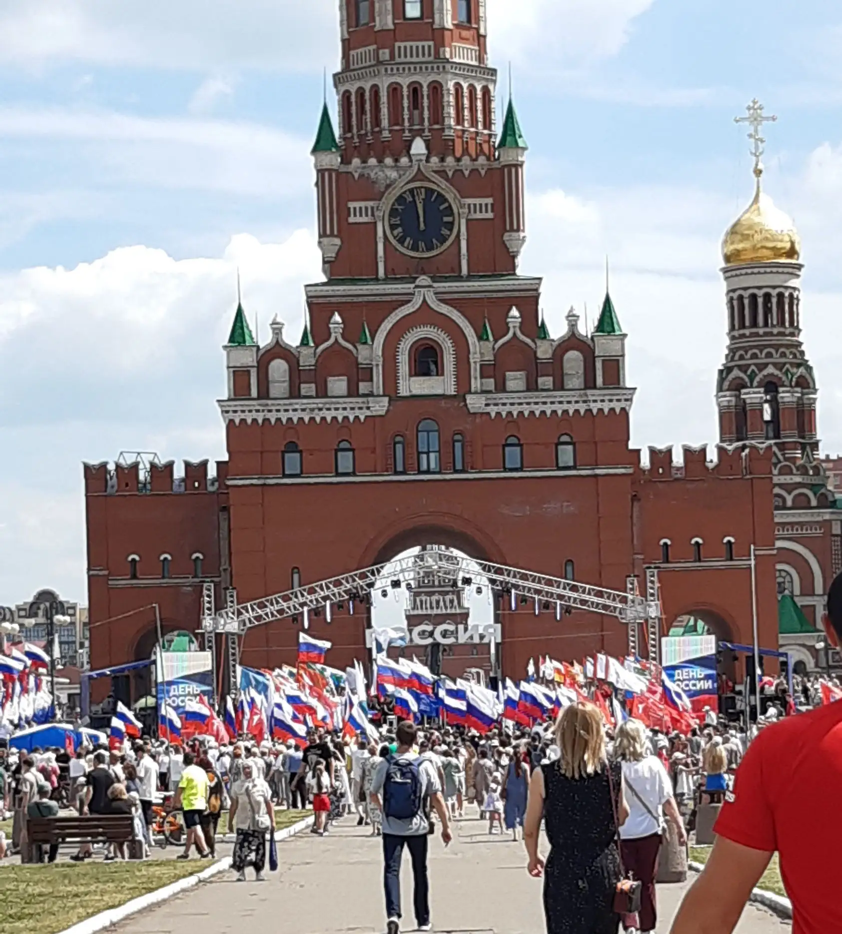 ❗Гордимся юными гражданами России!
💥 Сегодня,12 июня, горожане устремились на  пл.Никонова на торже