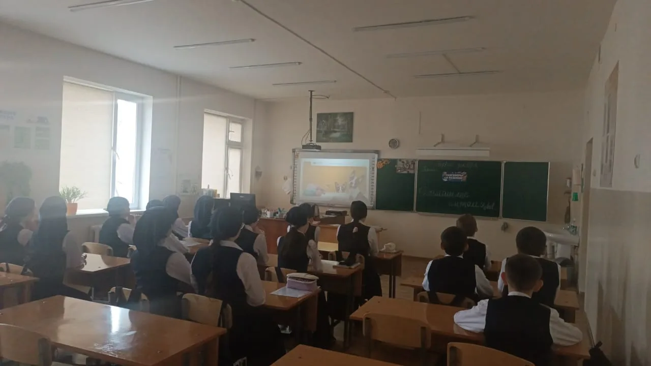 По традиции в МБОУ «СОШ №20 им. М.С.Ташухаджиева» учебная неделя началась с церемонии поднятия госуд