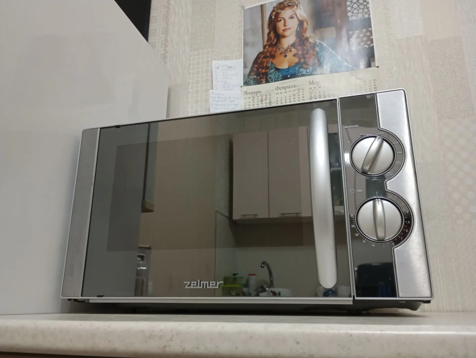 Продам микроволновую печь Zelmer---в хорошем и рабочем состоянии.