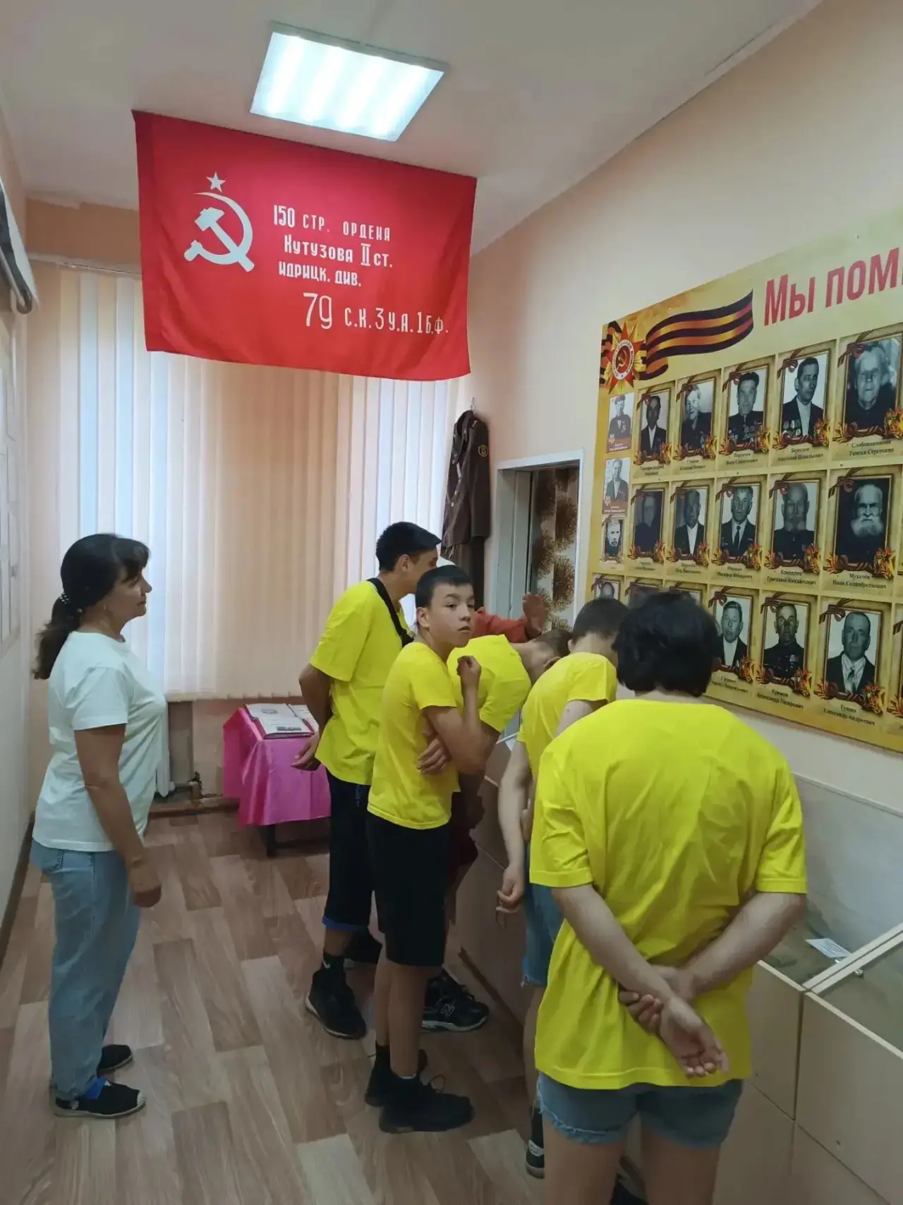В День памяти и скорби ученики структурного подразделения собрались у памятника Воинам землякам. В з