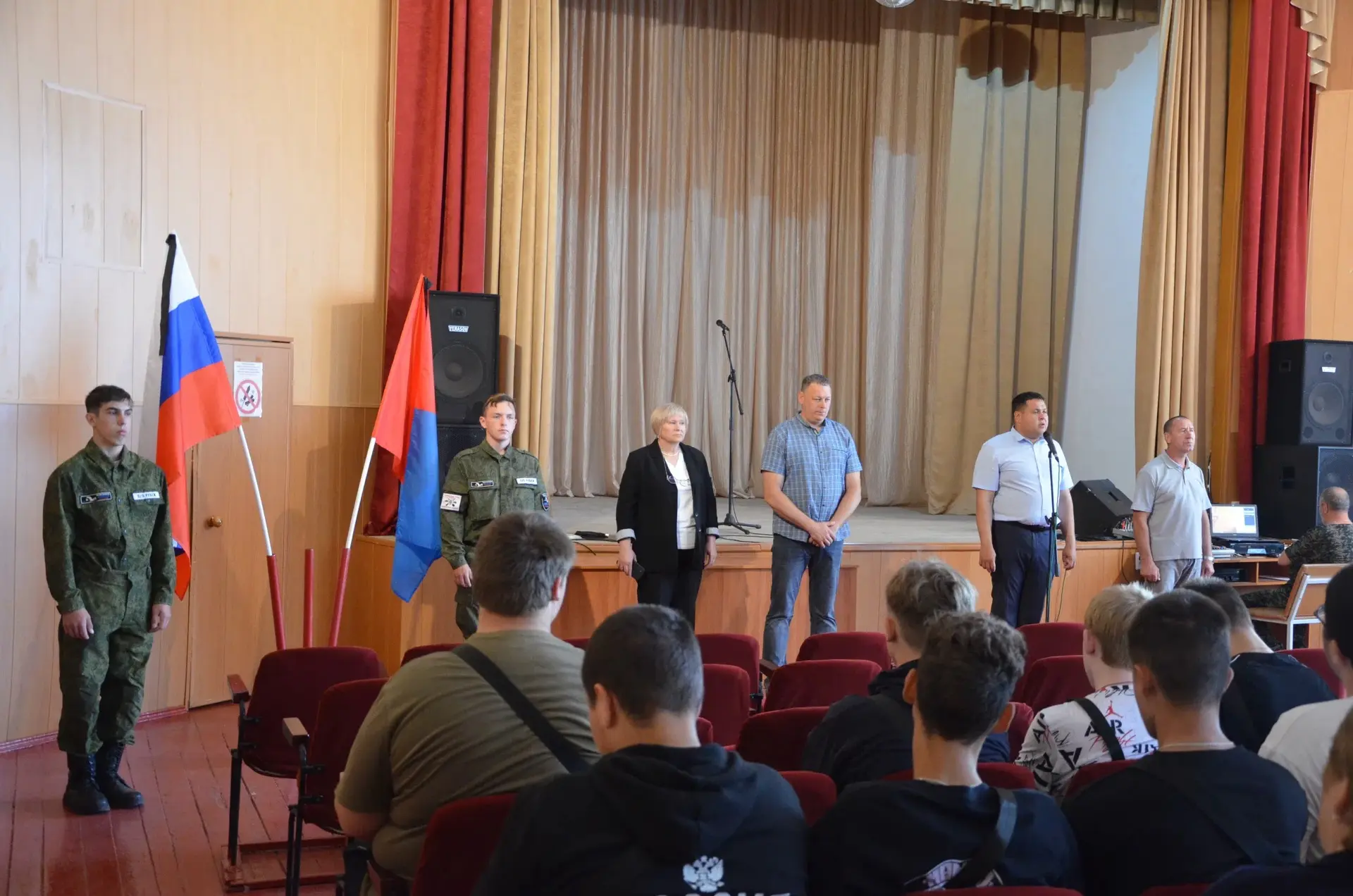 Традиции колледжа 🇷🇺

Сегодняшнее утро в нашем колледже началось с традиционной линейки. Вместе с 