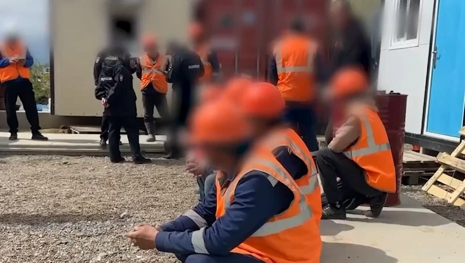 Полицейские выявили почти 400 нарушений после проверки около 5 тысяч мигрантов в Забайкалье. 

В рег