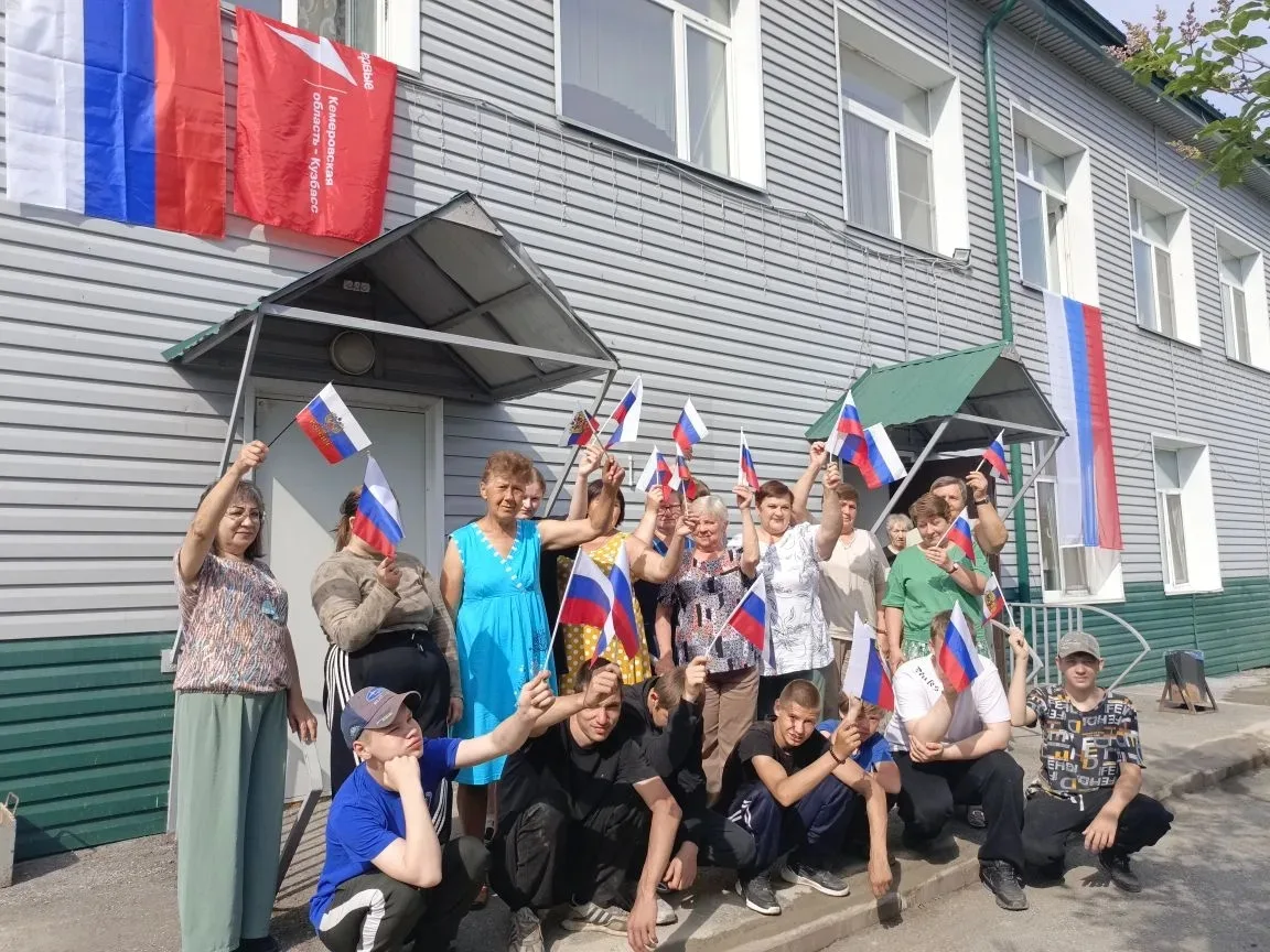 🇷🇺В рамках патриотической акции «Флаги России» обучающиеся, активисты «Движения Первы...