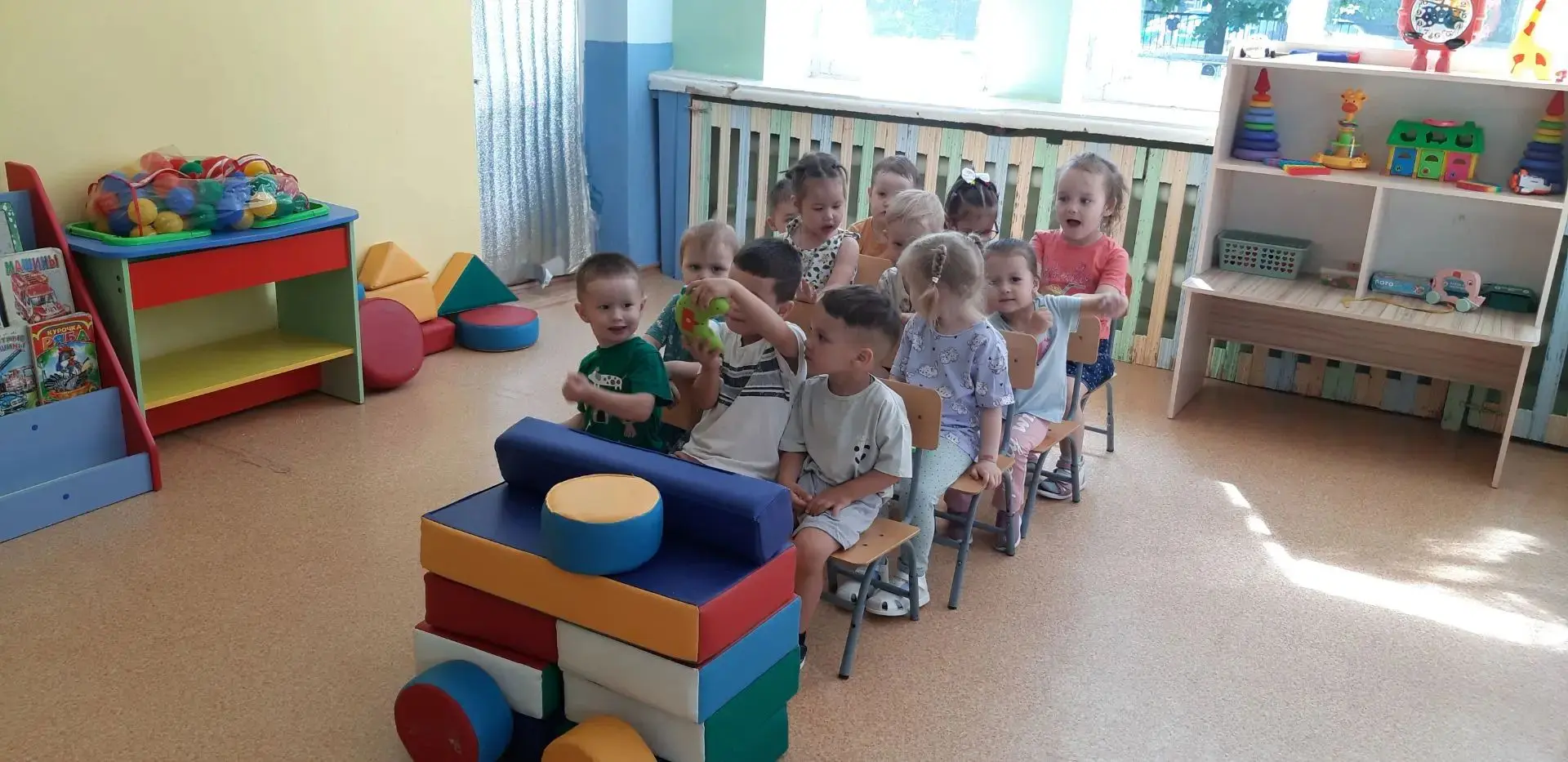 Весёлый автобус: малыши снова в пути!
В группе "Сказка" малыши обожают сюжетную игру в автобус: прим