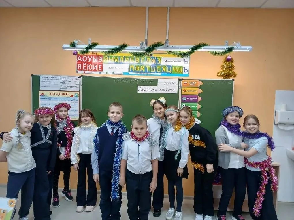 ✨ День мишуры   12 декабря в нашей школе прошел тематический «День мишуры».В этот день ученики прояв
