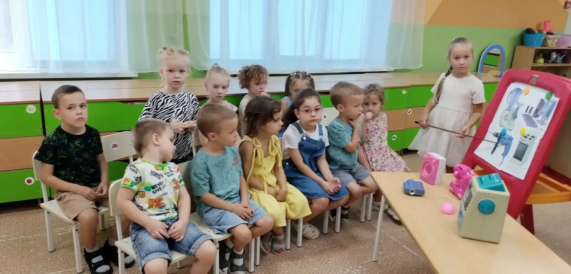 Познавательное занятие на тему : "Предметы облегчающие труд человека в быту"